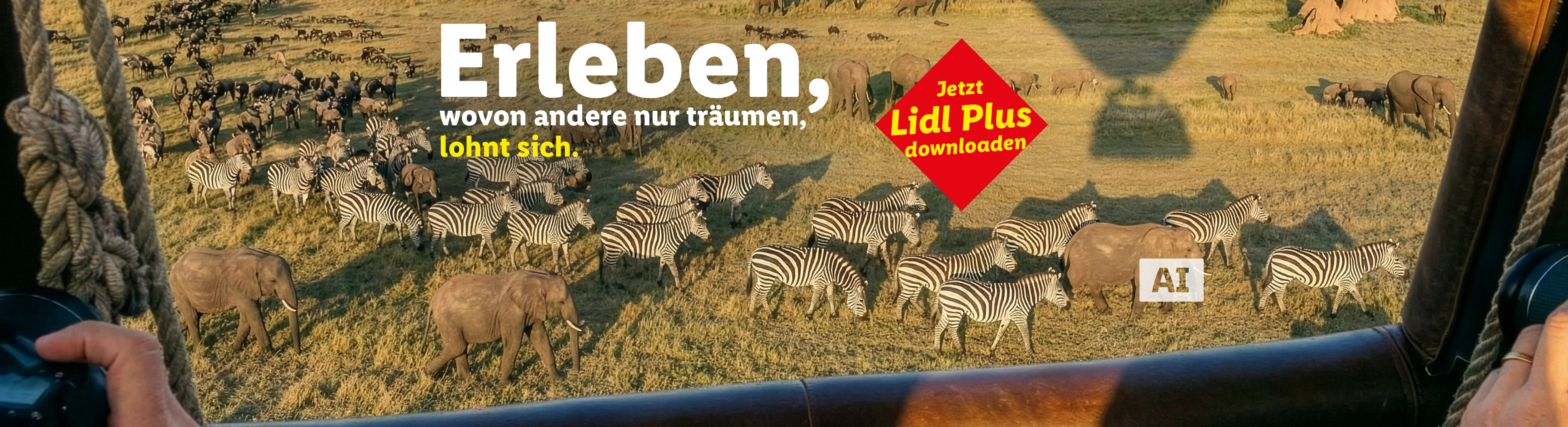 Heißluftballonfahrt über die Savanne mit Elefanten und Zebras, beworben mit 'Erleben, wovon andere nur träumen, lohnt sich.' KI-generiert.