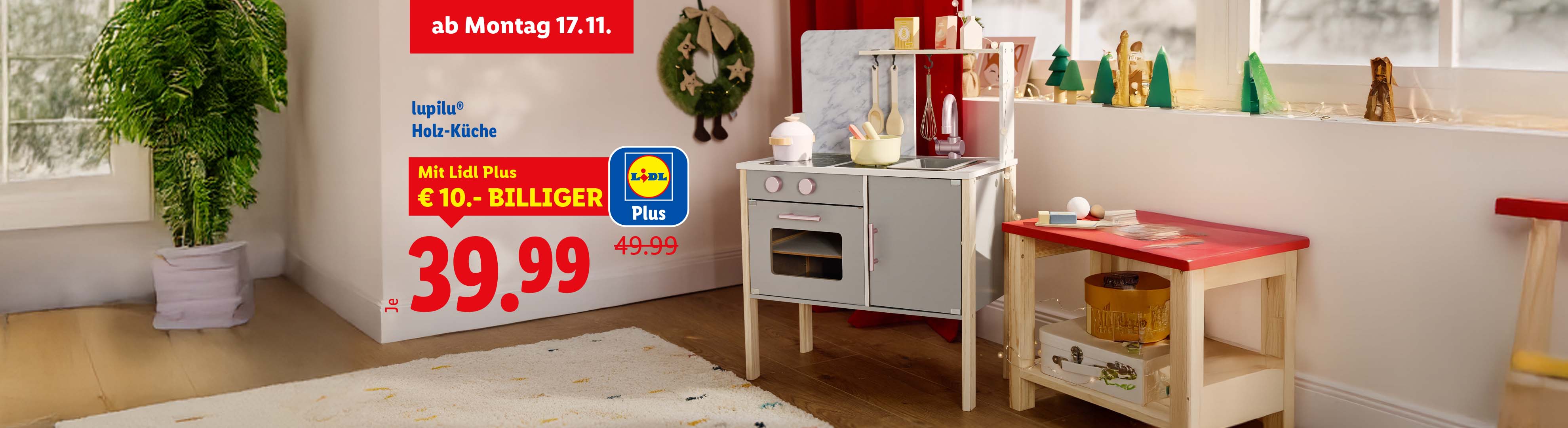Lupilu Holzküche mit Lidl Plus Rabatt, umgeben von Weihnachtsdekoration.