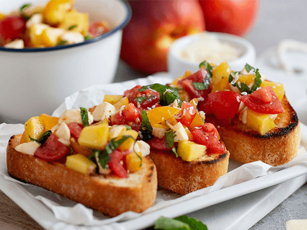 Fruchtige Bruschetta mit Nektarine und Tomate