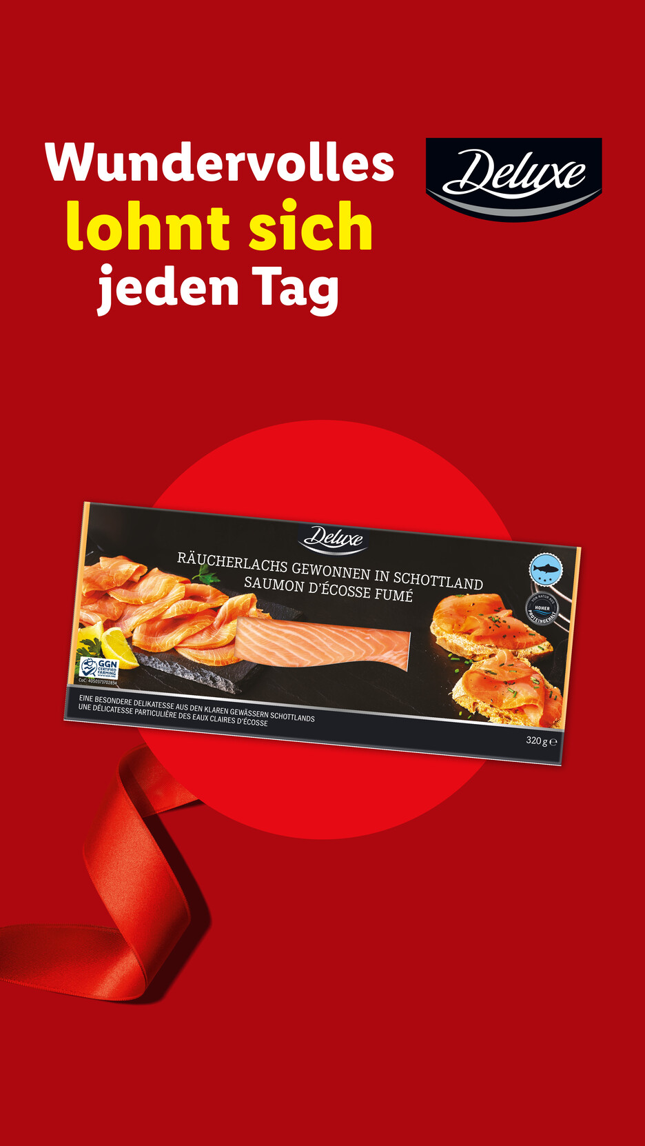 Deluxe Räucherlachs-Packung auf rotem Hintergrund mit dem Text 'Wundervolles lohnt sich jeden Tag'.