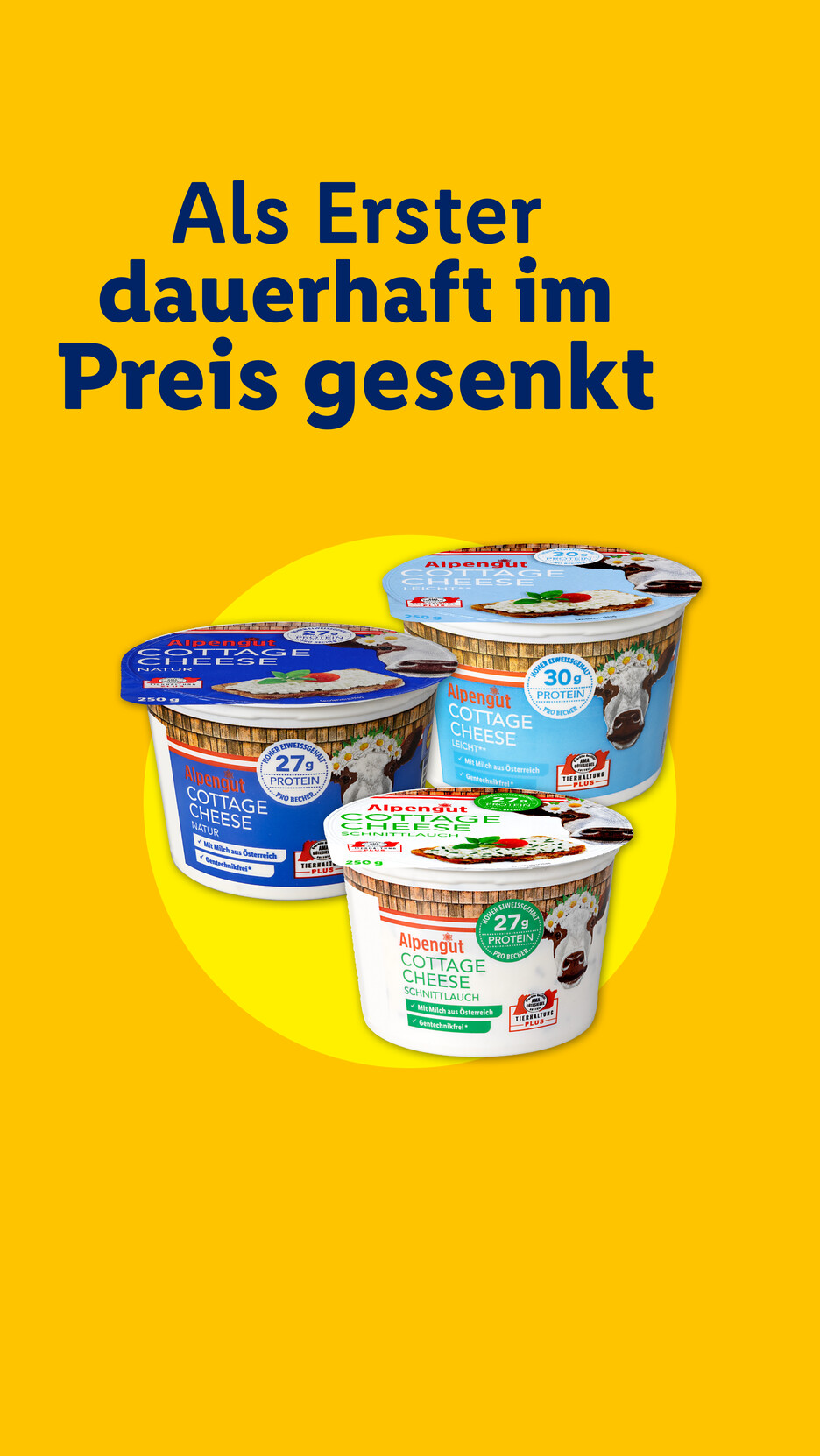 Drei Becher Hüttenkäse in verschiedenen Sorten mit der Aufschrift „Als Erster dauerhaft im Preis gesenkt“.