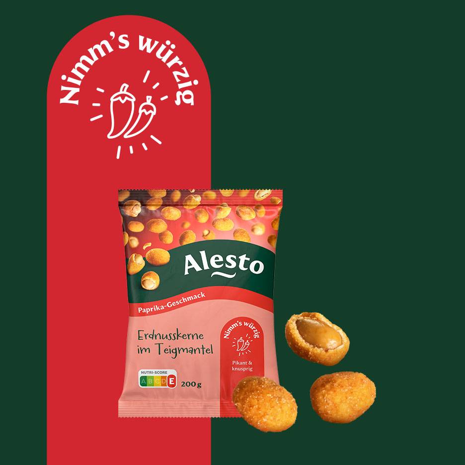 Eine Packung Erdnüsse im Teigmantel mit Paprika-Geschmack, mit dem Text „Nimm's würzig“ und Chili-Illustration.