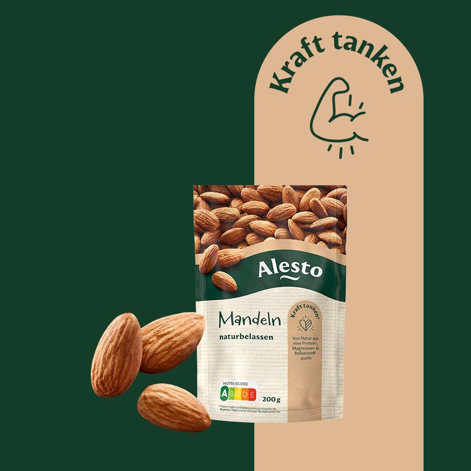 Packung naturbelassener Mandeln mit Nutri-Score-Kennzeichnung und Schriftzug „Kraft tanken“.