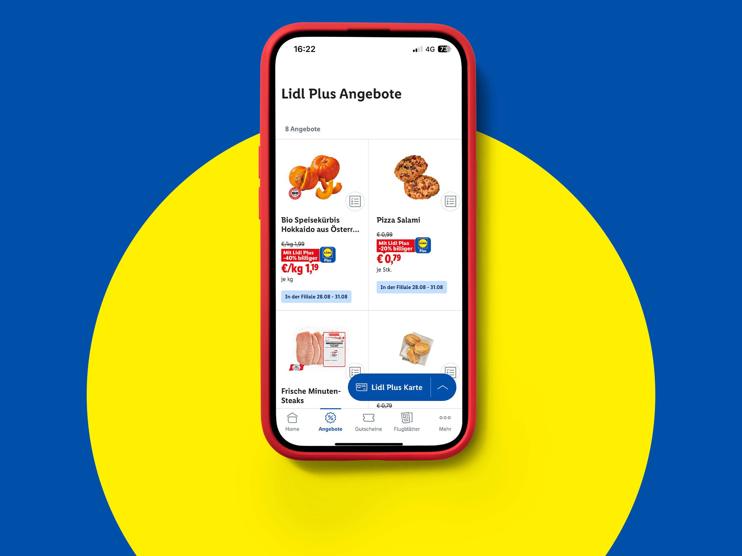 Ein Smartphone zeigt die Lidl Plus App mit Angeboten für Kürbis, Salami-Pizza und Steaks.