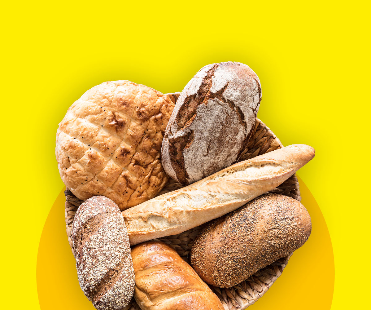 Ein Korb mit verschiedenen Brotsorten, darunter ein Bauernbrot, Baguette und Körnerbrot, auf gelbem Hintergrund.