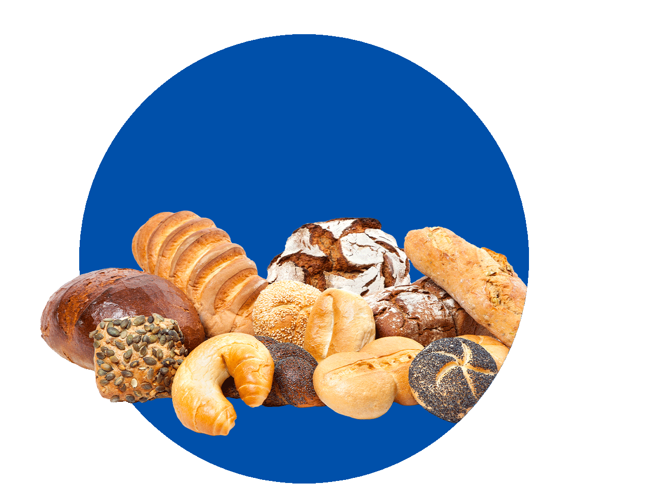 Verschiedene Brotsorten und Brötchen auf blauem Hintergrund.