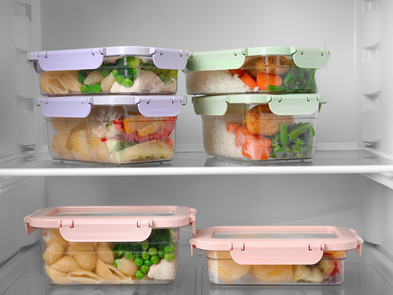 Mehrere Frischhaltedosen mit verschiedenen Mahlzeiten im Kühlschrank