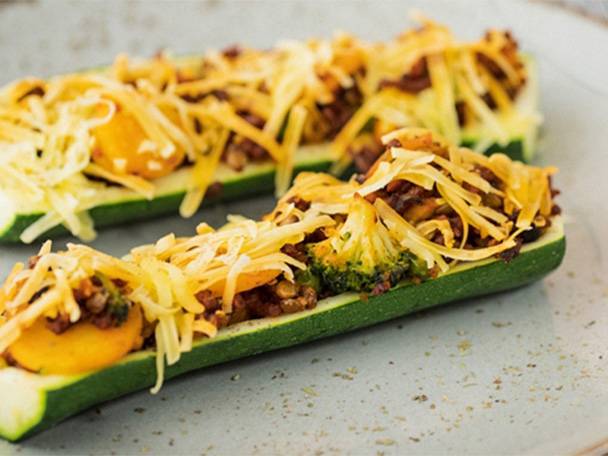 Gefüllte Zucchini mit Hackfleisch, Käse und Brokkoli.