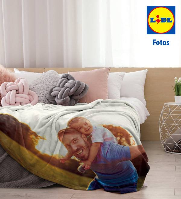 Eine personalisierte Fleece-Decke von Lidl Fotos mit einem Vater und seinem Kind darauf zeigt.