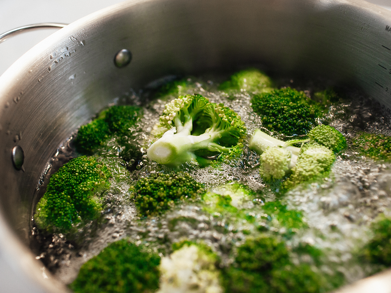 Brokkoli kocht in einem Topf mit sprudelndem Wasser