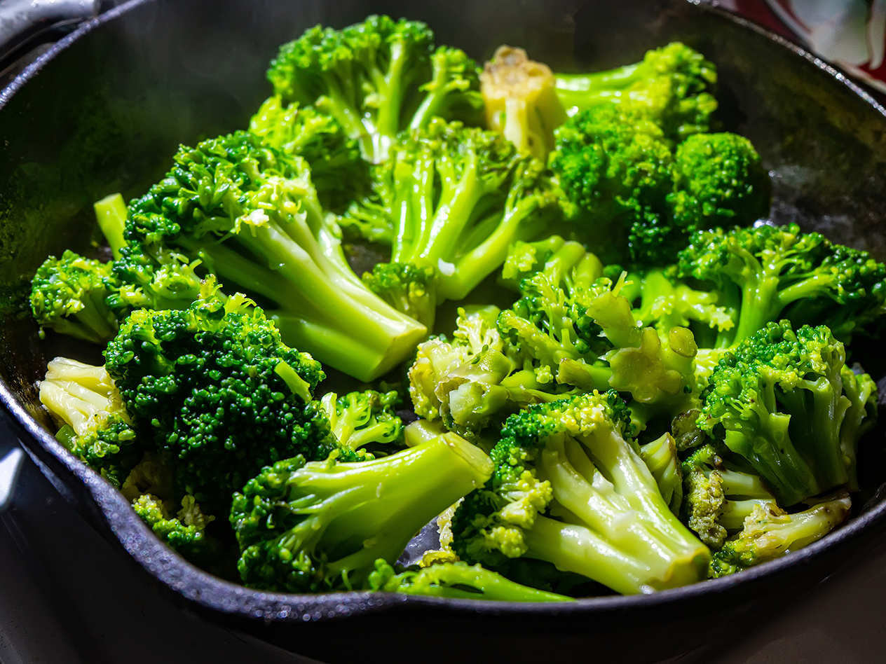 Frischer Brokkoli in einer Pfanne, bereit zum Kochen.
