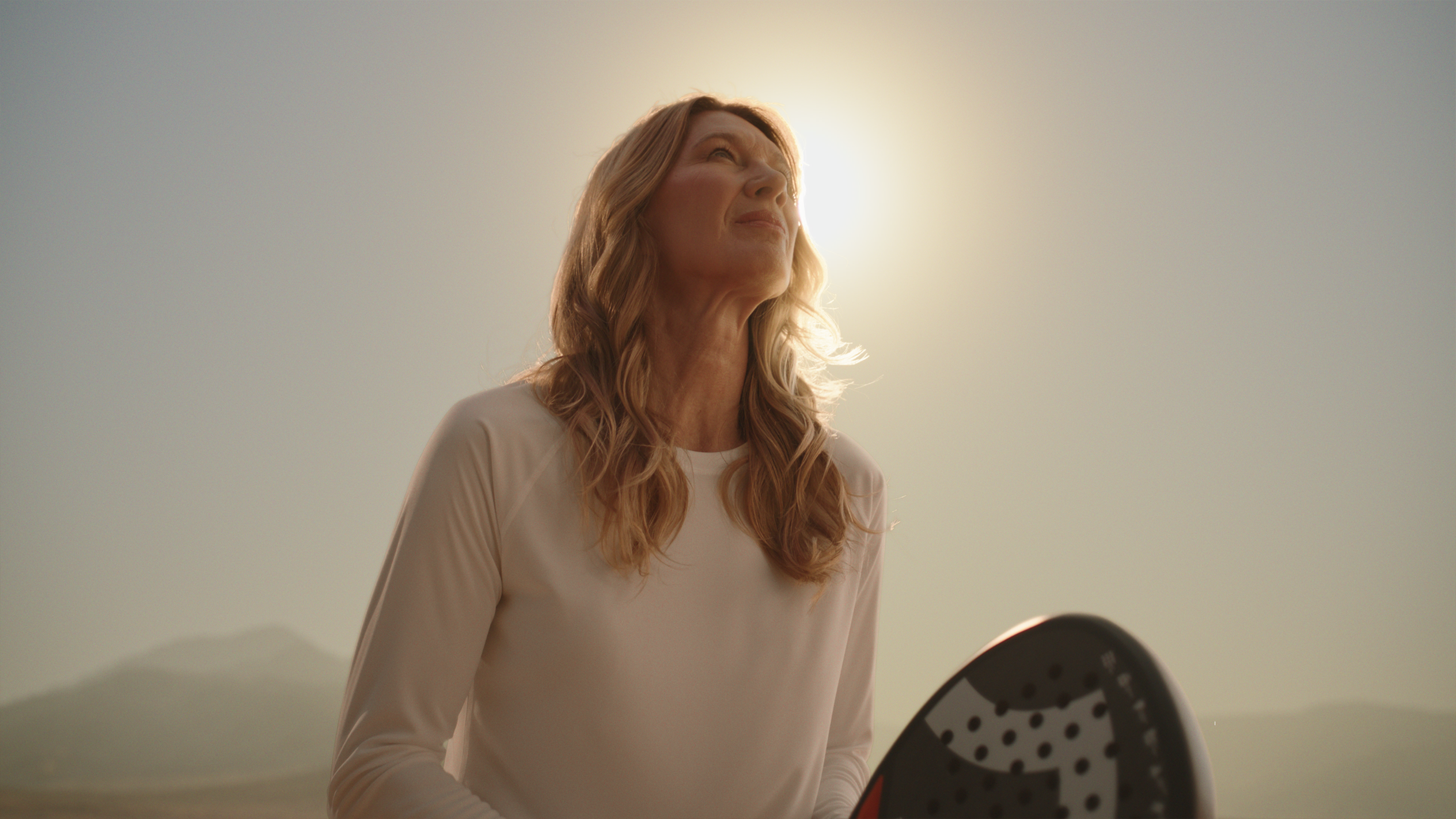KI-generiert - Stefanie Graf im Sportshirt mit Padel-Schläger