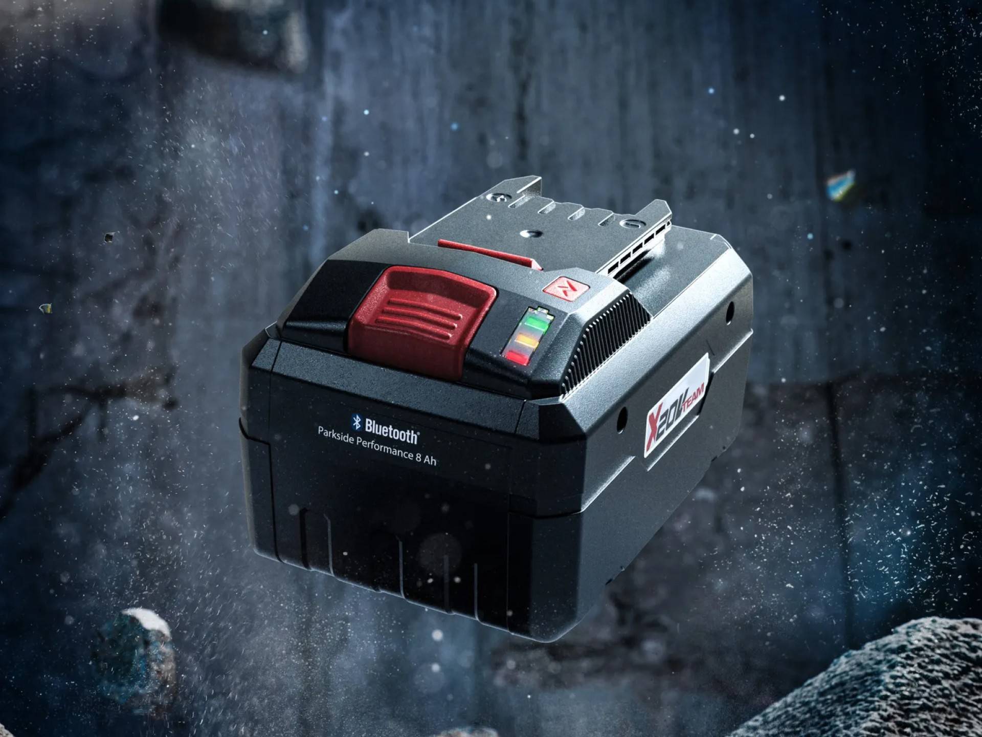 Parkside Performance 8 Ah Akku mit Bluetooth-Funktion in einer dunklen, industriellen Umgebung.