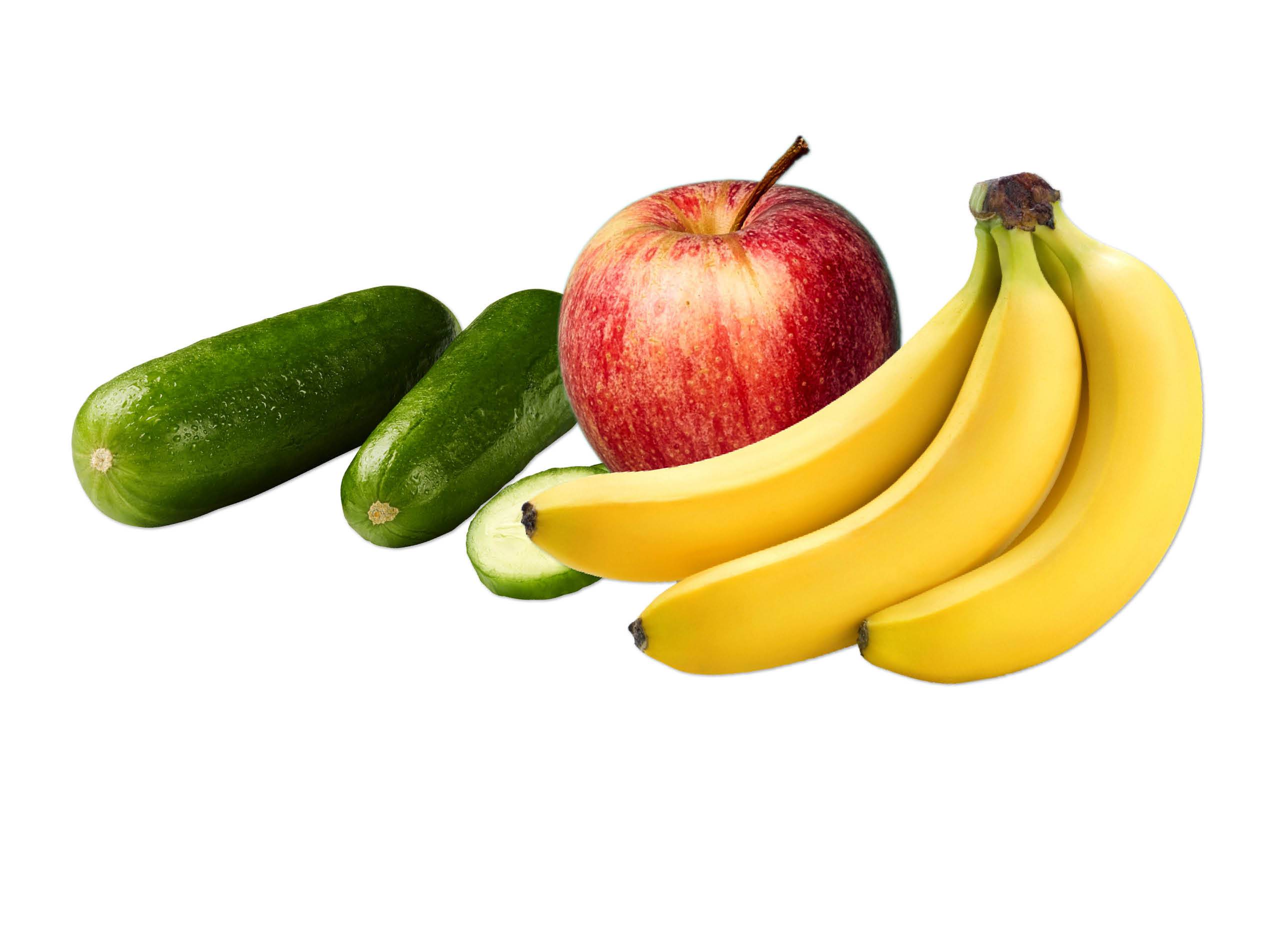 Äpfel, Bananen und Gurken liegen auf weißem Hintergrund.