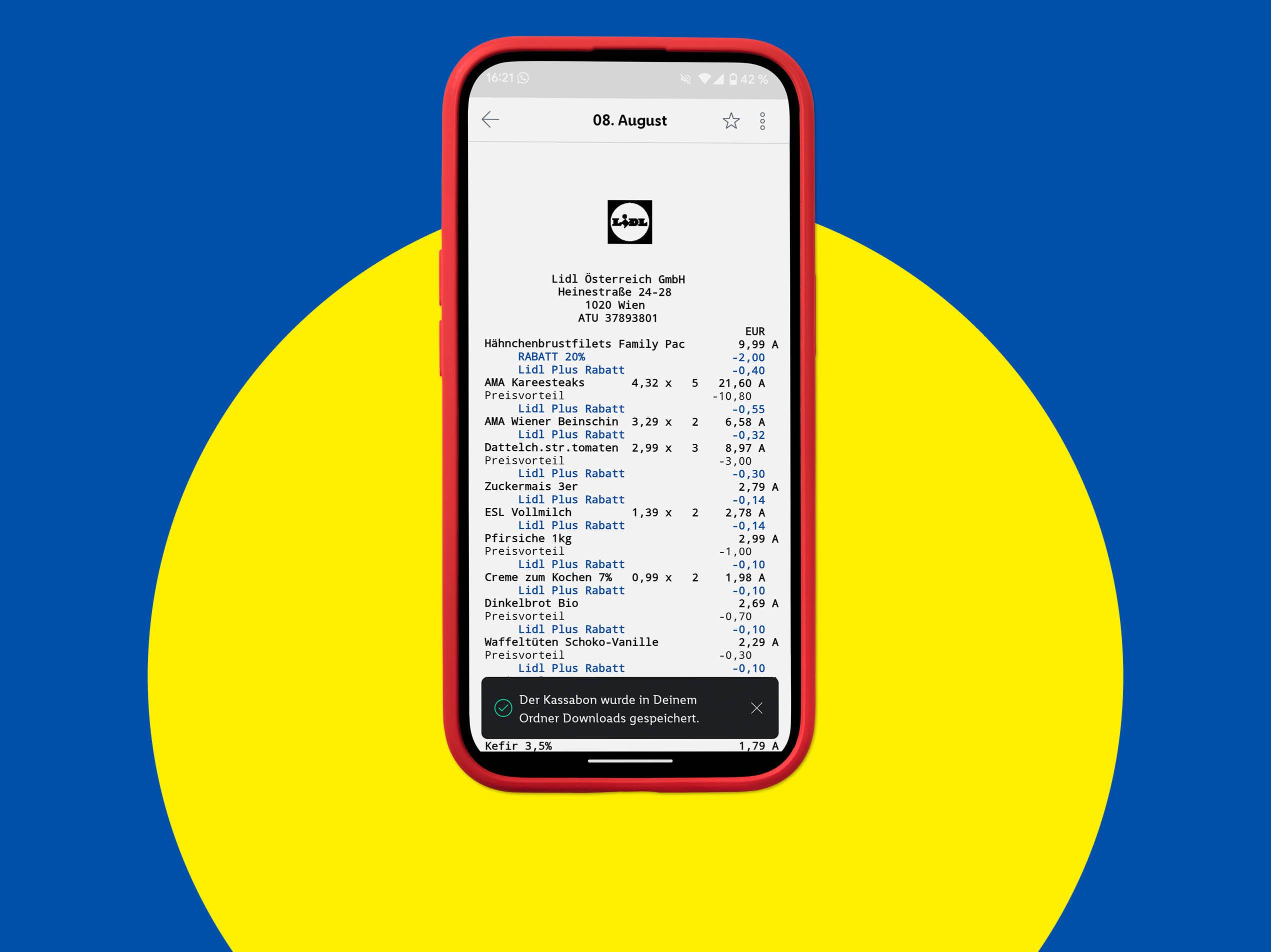 Ein Smartphone zeigt eine digitale Lidl-Quittung mit verschiedenen Lebensmitteln und Rabatten.