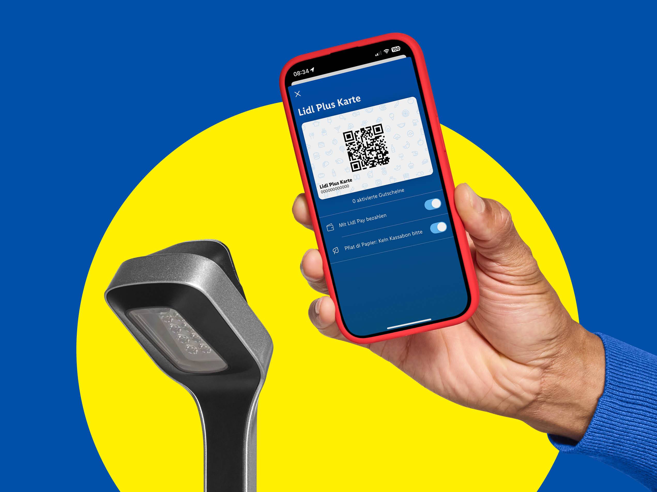 Eine Hand hält ein Smartphone mit der Lidl Plus Karte App, daneben eine LED-Leuchte.
