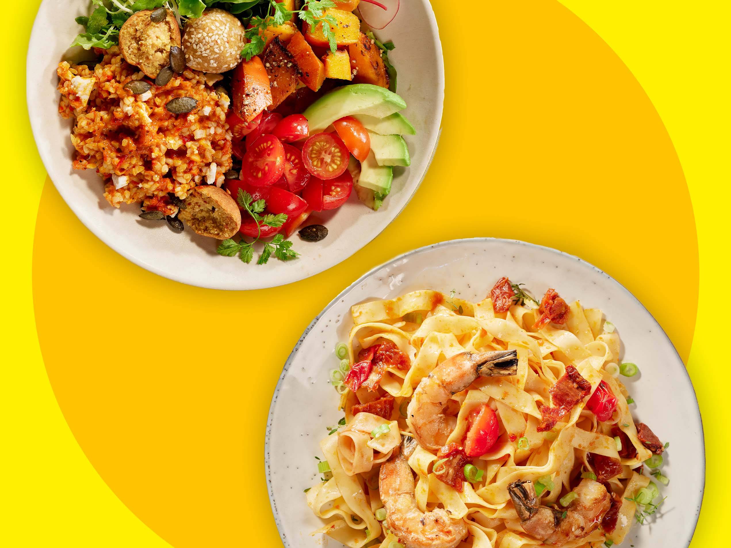 Zwei leckere Gerichte: ein vegetarisches Bowl und Pasta mit Garnelen.
