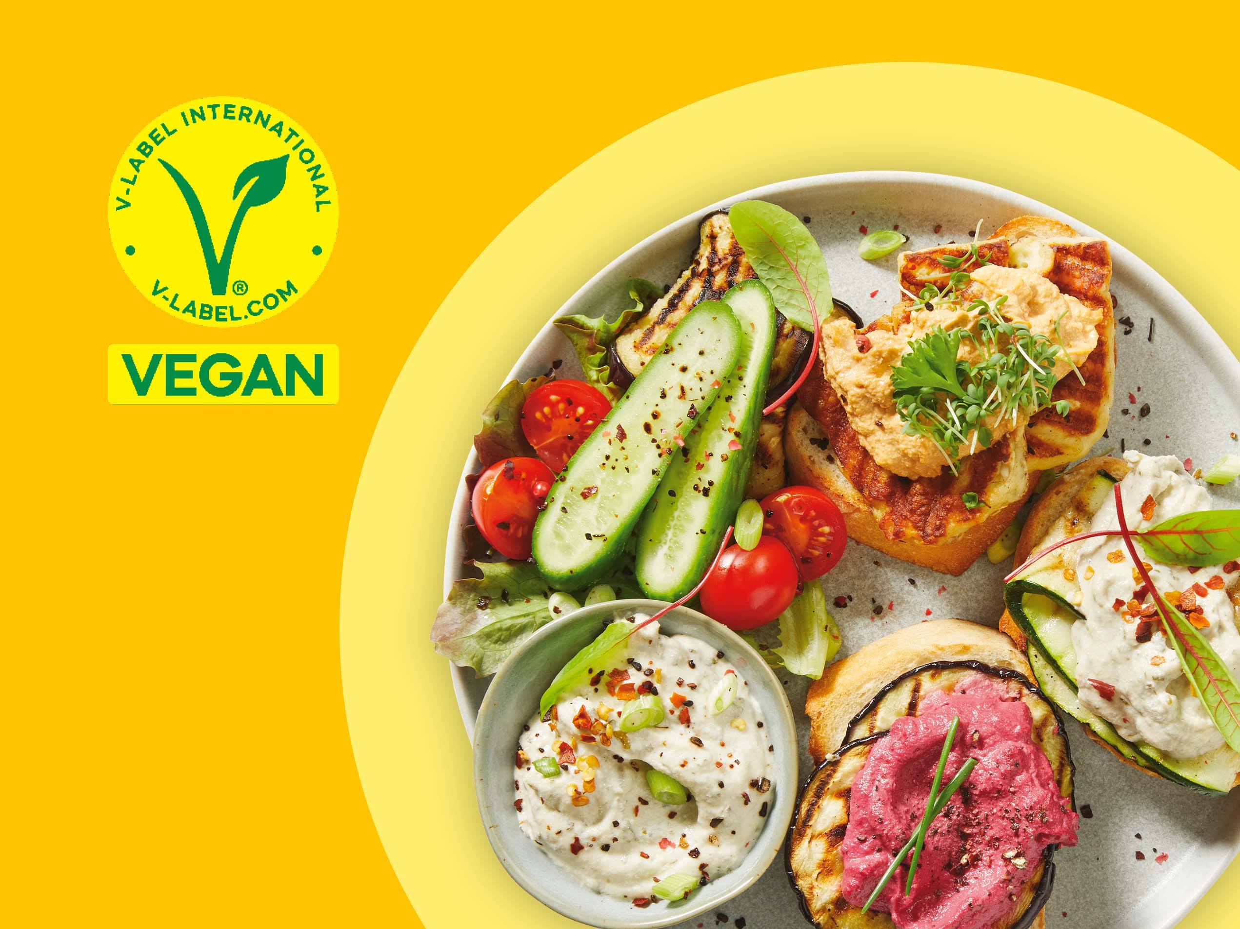 V-Label International Vegan-zertifizierte Bruschetta mit verschiedenen Aufstrichen und Gemüse.