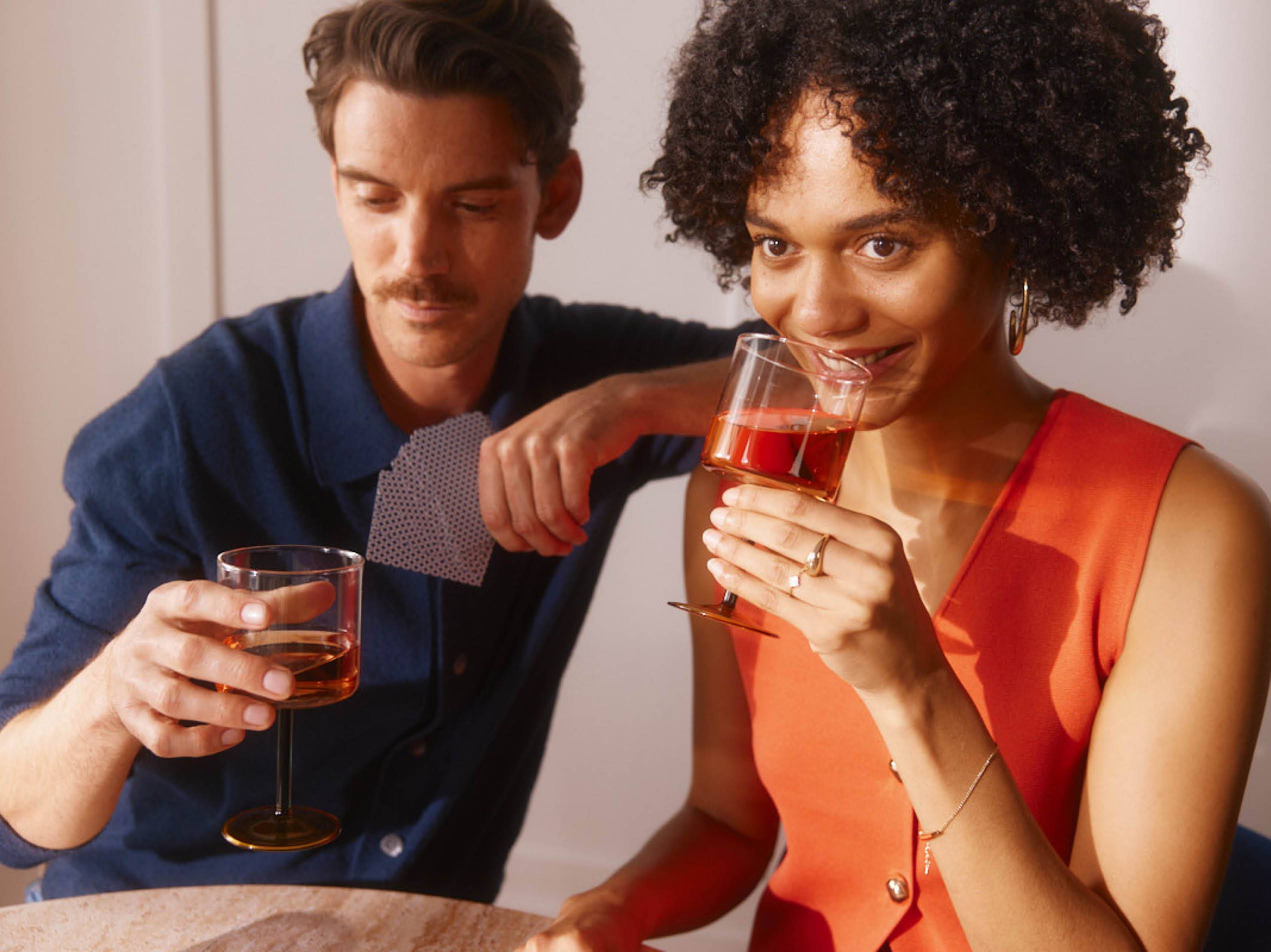 Ein Paar beim Wein verkosten.