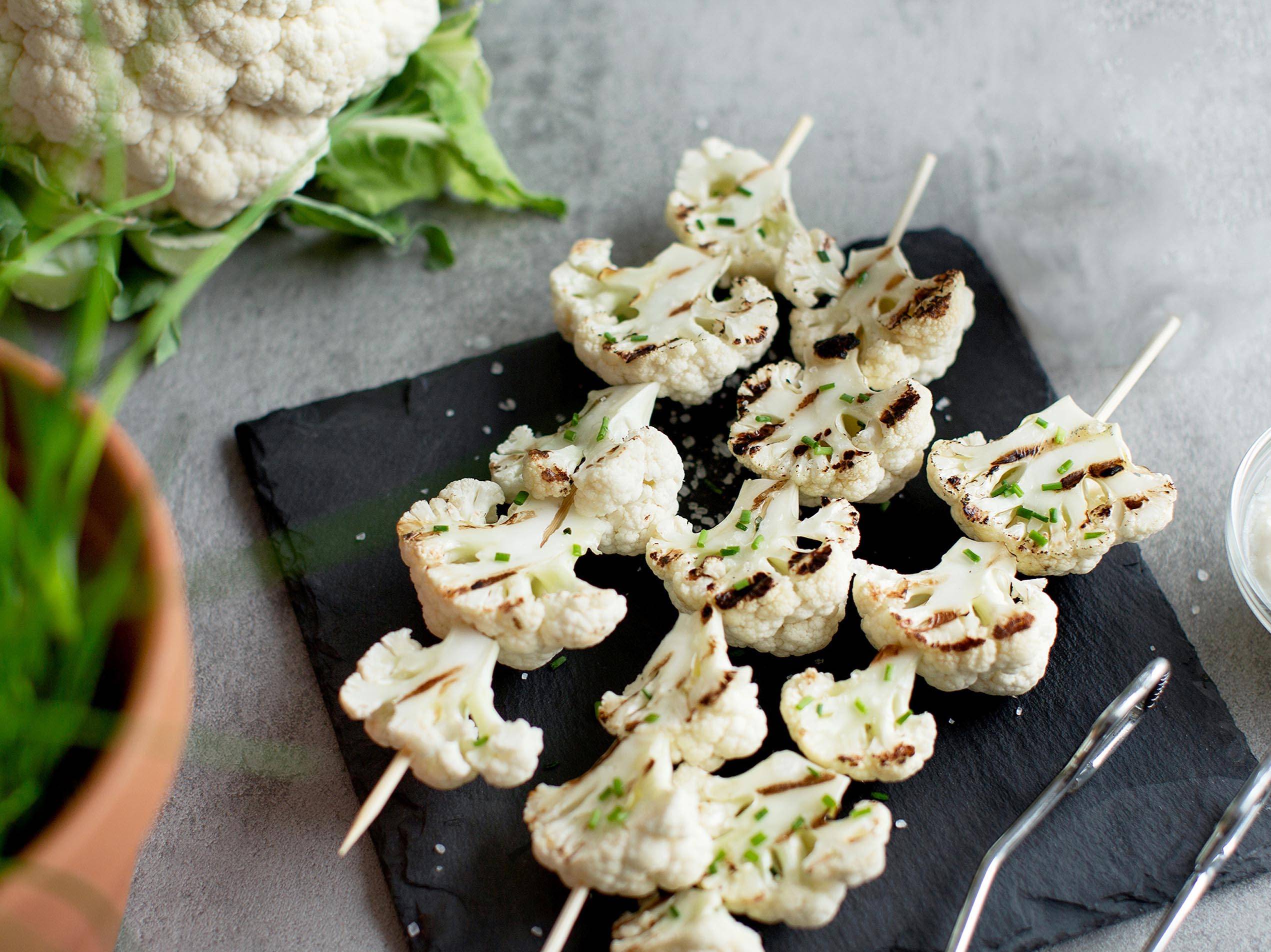 Gegrillte Karfiolspieße mit Sauerrahm Dip