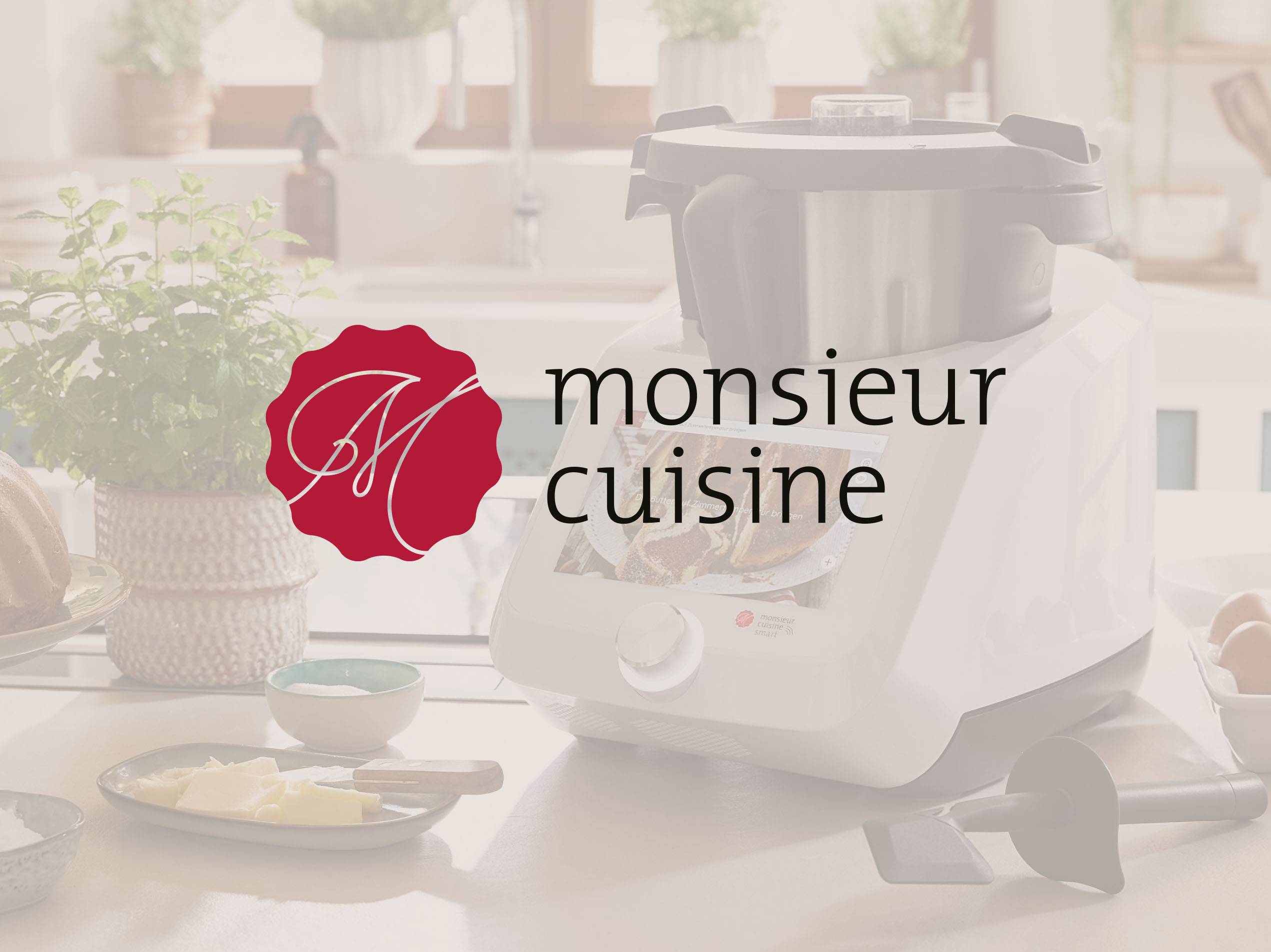 Monsieur Cuisine Smart Küchenmaschine auf einer hellen Küchenarbeitsplatte mit Backzutaten.