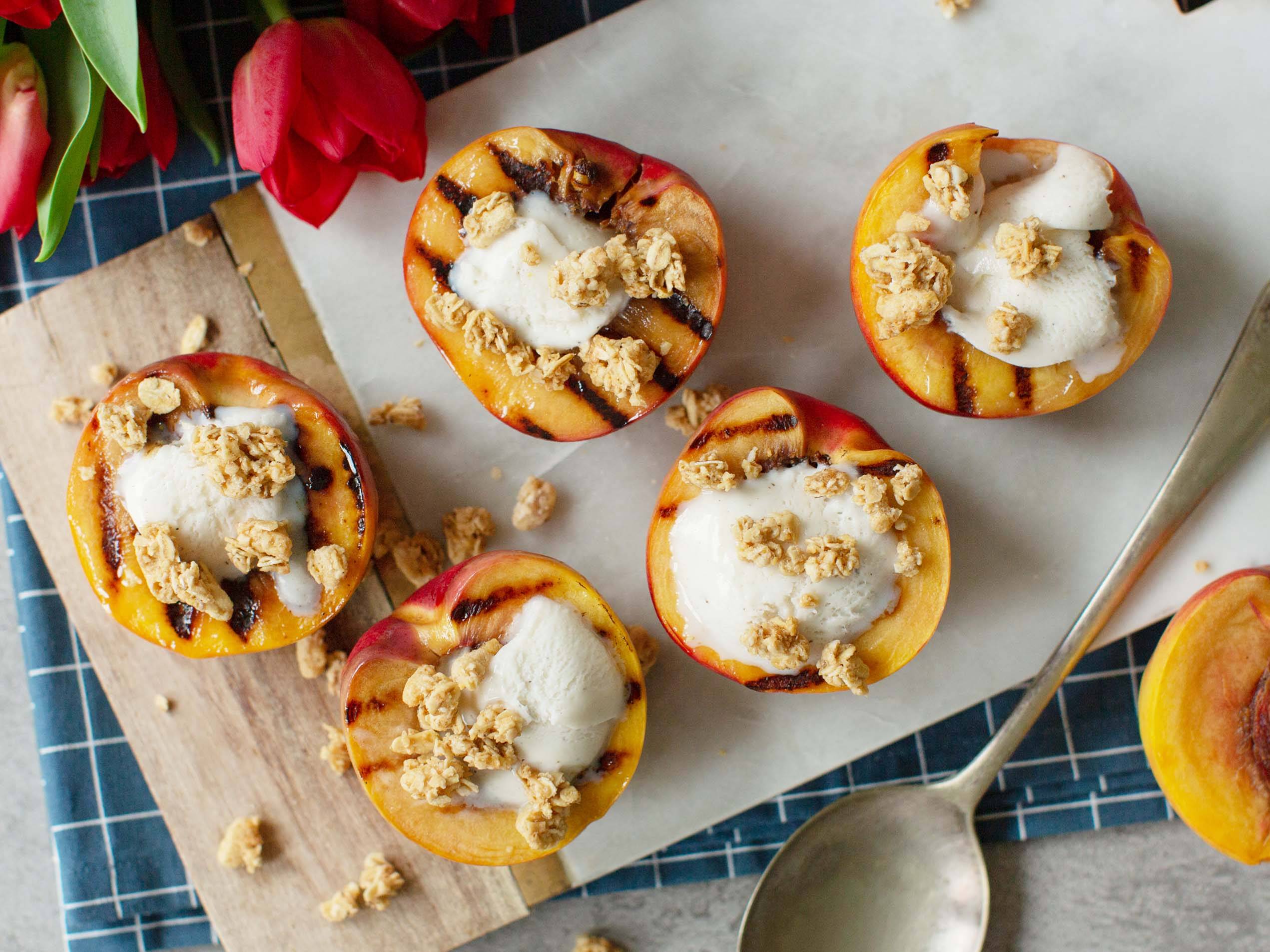 Gegrillter Pfirsich mit Müsli-Crumble