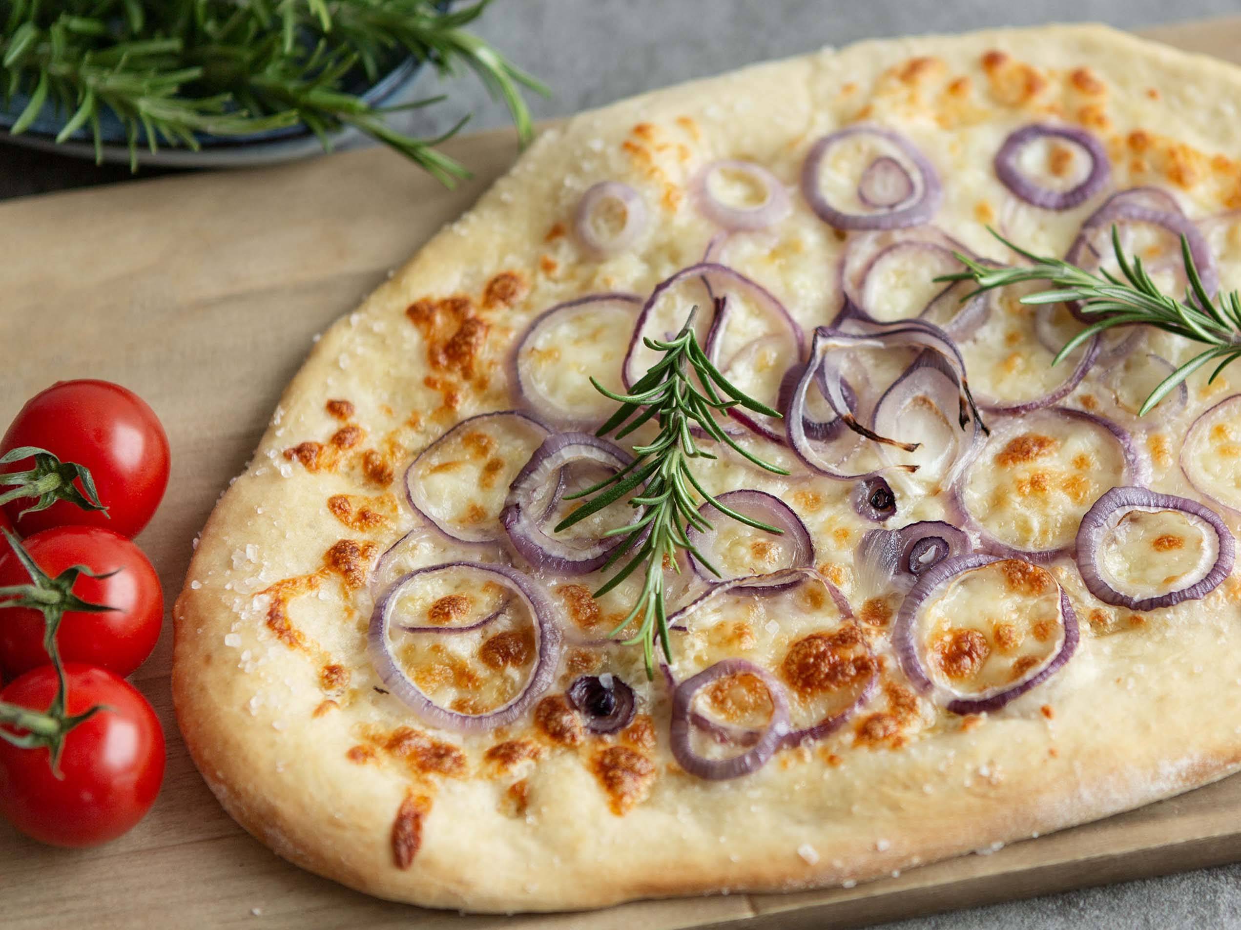 Focaccia mit roten Zwiebeln