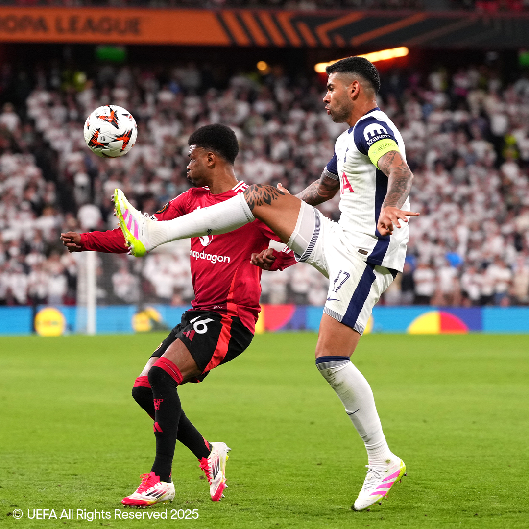 Zwei Fußballer in Adidas- und Nike-Ausrüstung kämpfen um den Ball auf dem Feld.