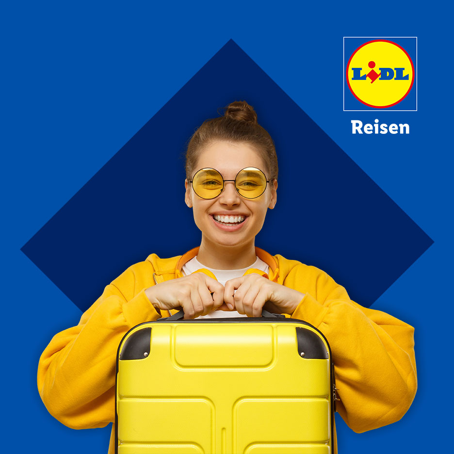 Eine lächelnde Frau mit gelber Kleidung und Sonnenbrille hält einen gelben Koffer vor einem blauen Hintergrund mit dem Lidl Reisen Logo.
