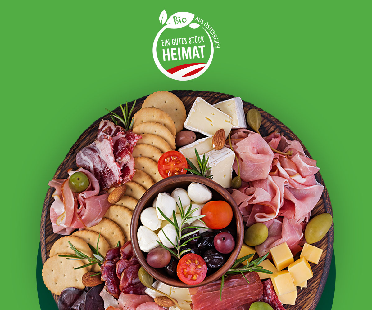 Bio-Käse- und Wurstplatte mit Crackern und Oliven, aus Österreich.