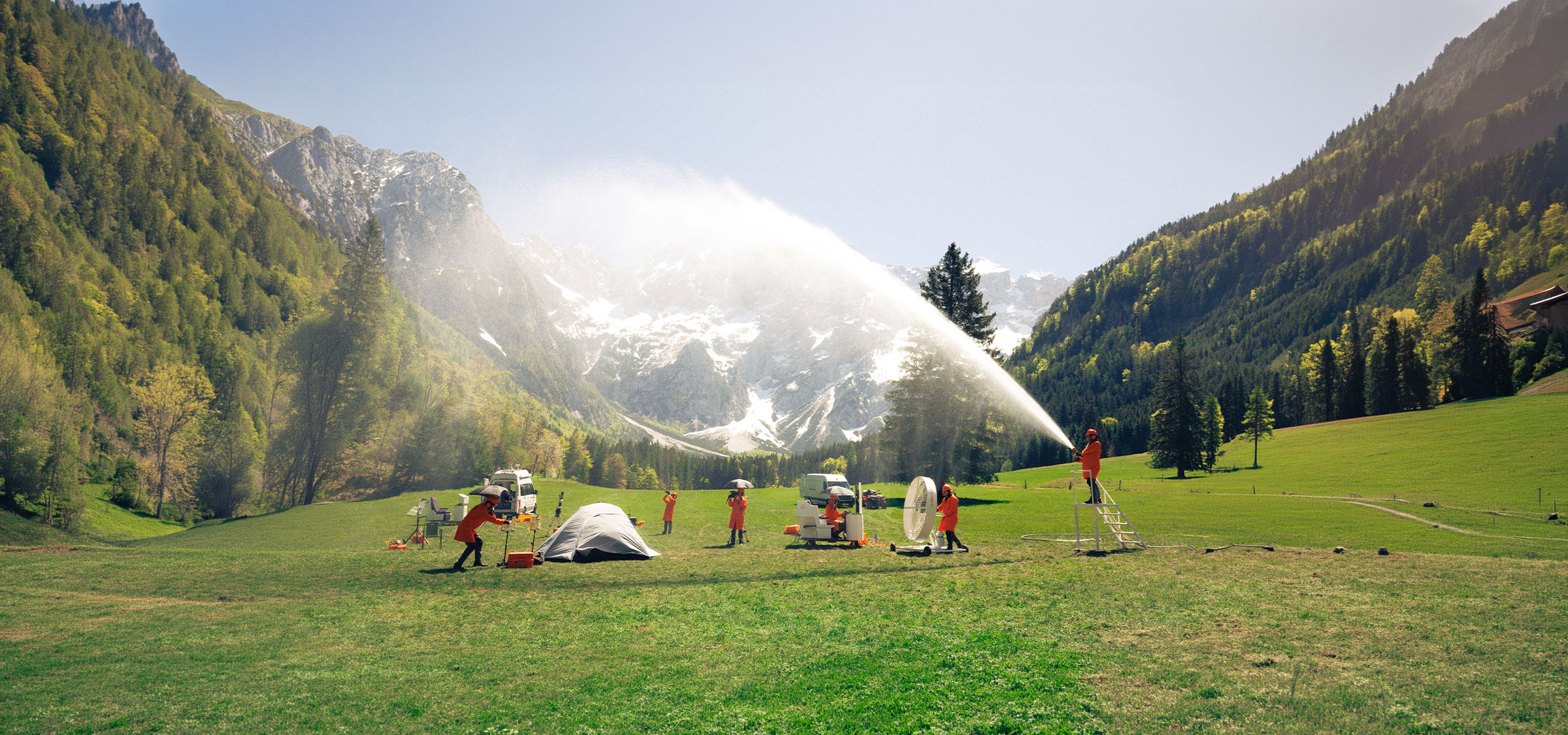 KI-generiert: Personen in orangefarbener Schutzkleidung testen Camping- und Outdoor-Ausrüstung auf einer Wiese.