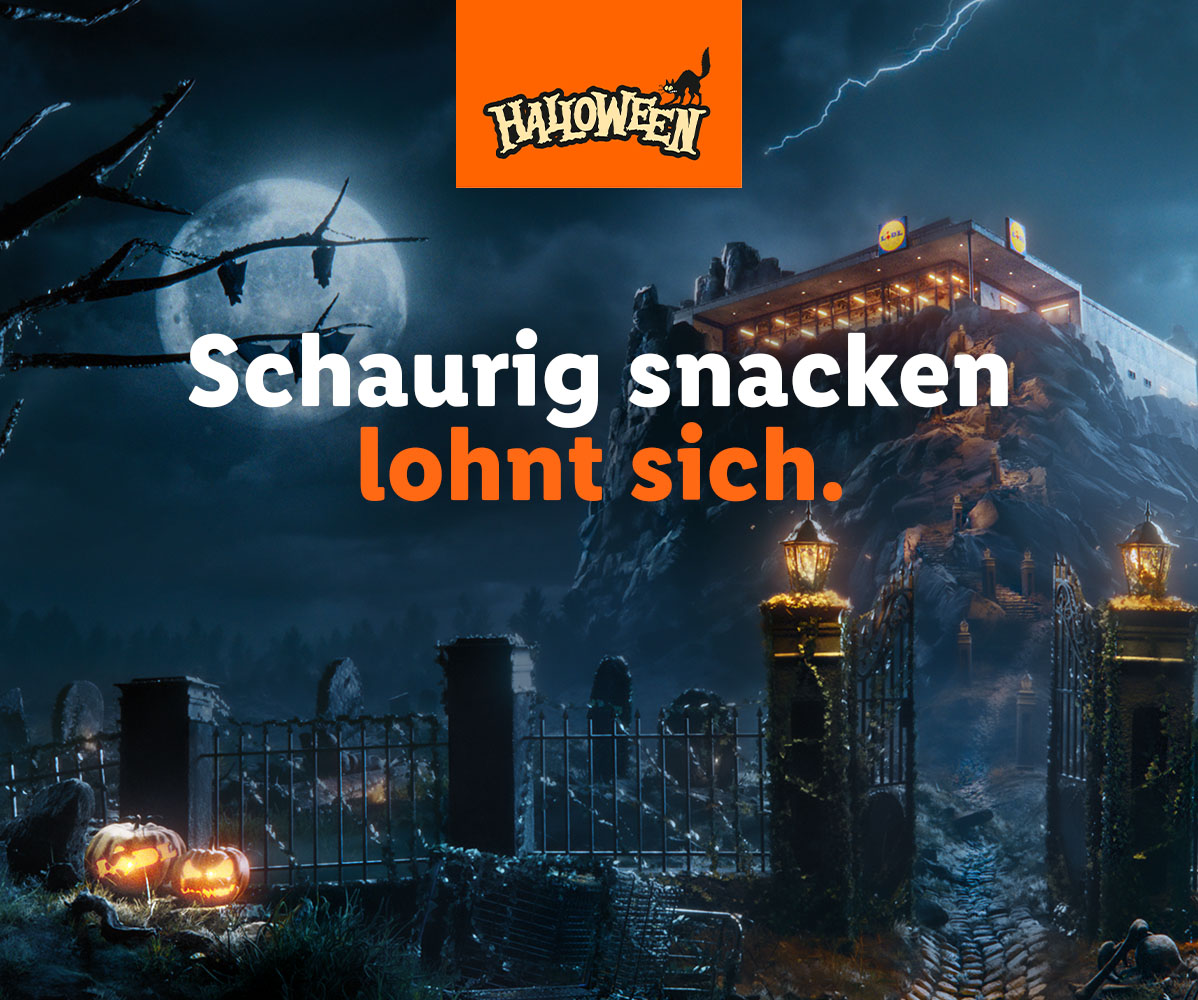Ein Halloween-Bild mit einem Lidl-Geschäft auf einem Berg, einem Friedhof und Kürbissen, mit dem Text 'Schaurig snacken lohnt sich'.