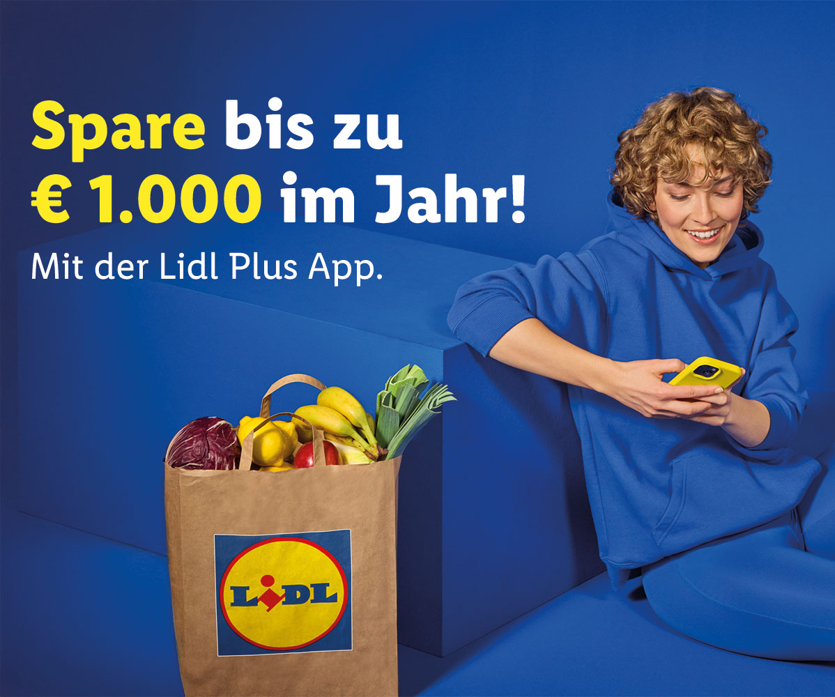 Sitzende Frau benutzt die Lidl Plus App mit Einkaufssackerl daneben mit dem Informationszusatz "Spare bis zu 1000 Euro im Jahr. Mit der Lidl Plus App."