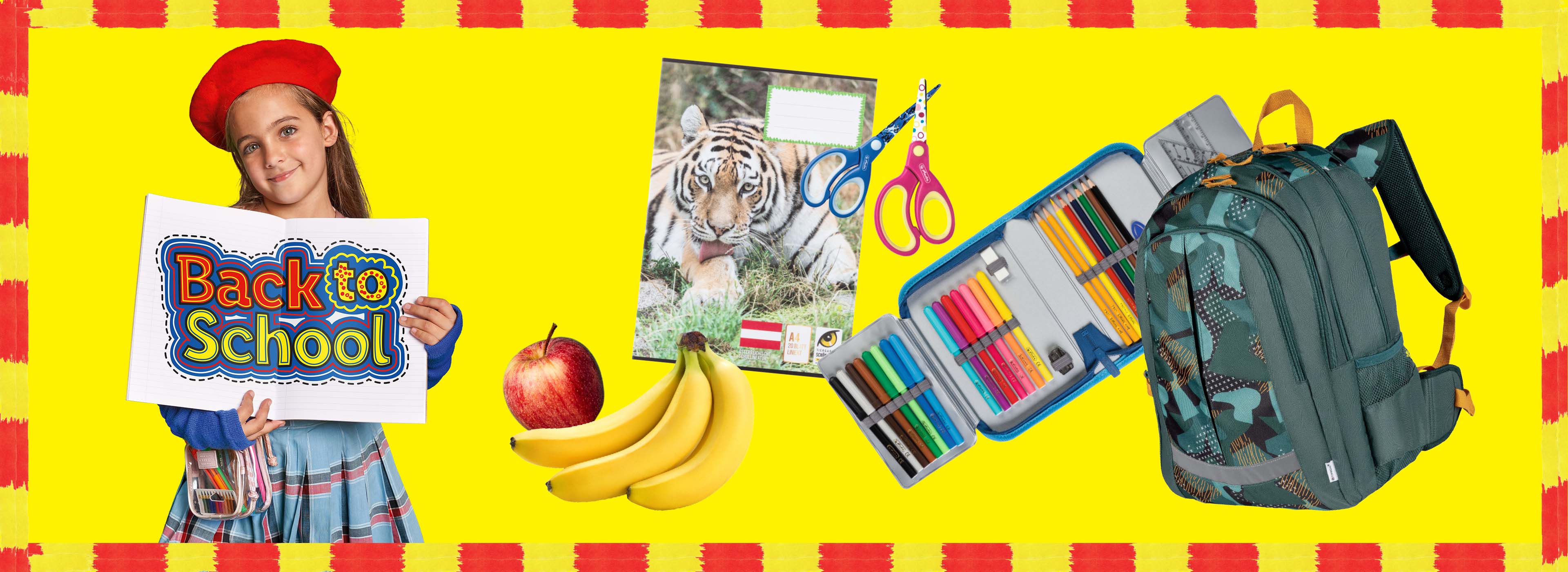 Kind mit einer Tafel auf der "Back to School" steht. Daneben Obst, ein Heft, zwei Scheren, Stifte und ein Rucksack.