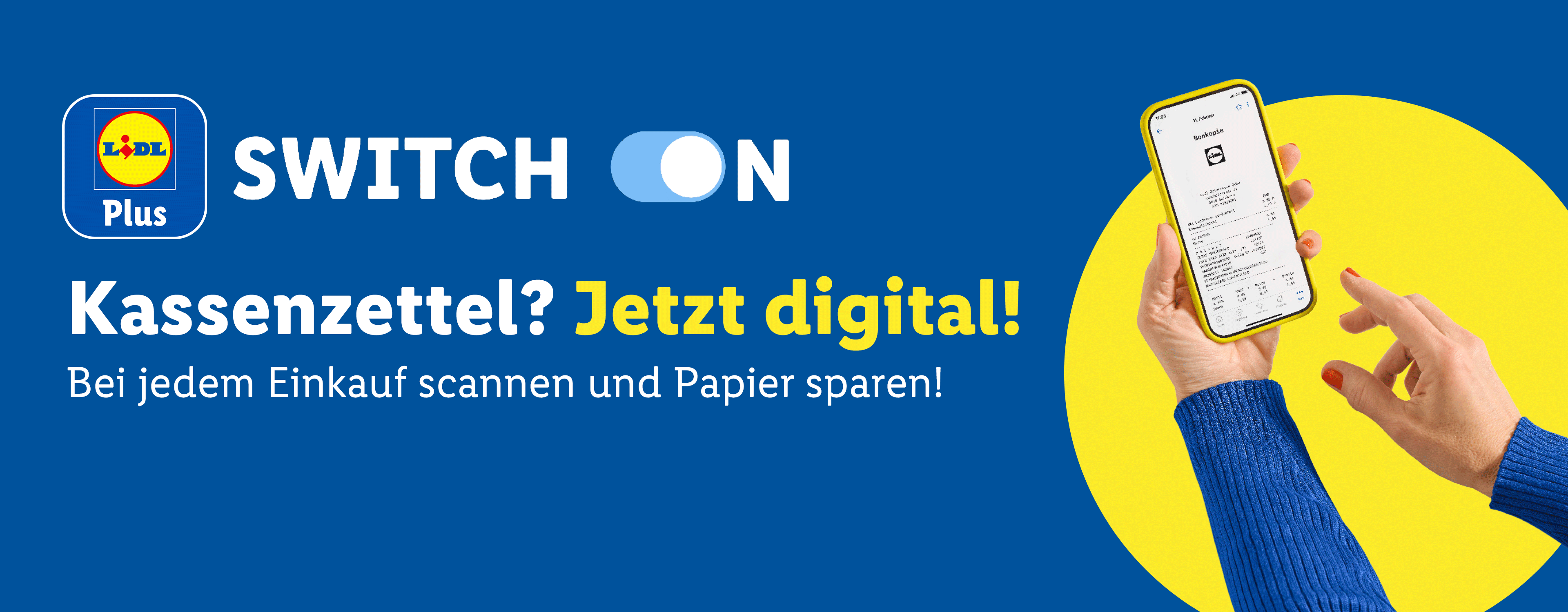 Ein Werbebild für digitale Kassenbons mit dem Text 'Kassenzettel? Jetzt digital! Bei jedem Einkauf scannen und Papier sparen!' und einer Hand, die ein Smartphone mit einem digitalen Beleg hält.