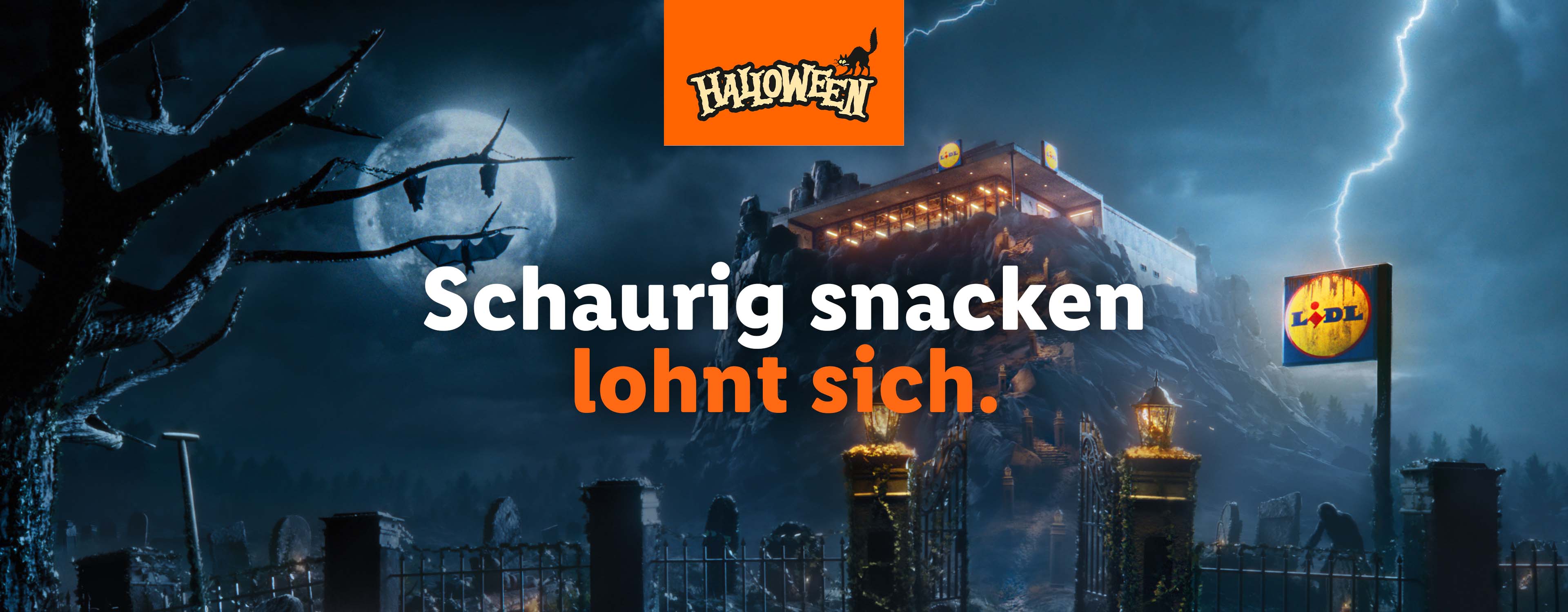 Ein Halloween-Bild mit einem Lidl-Geschäft auf einem Berg, einem Friedhof und Kürbissen, mit dem Text 'Schaurig snacken lohnt sich'.