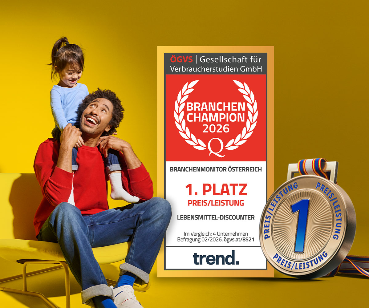 Ein Mann trägt ein Kind auf den Schultern, daneben eine Auszeichnung für Preis/Leistung als Lebensmittel-Discounter.