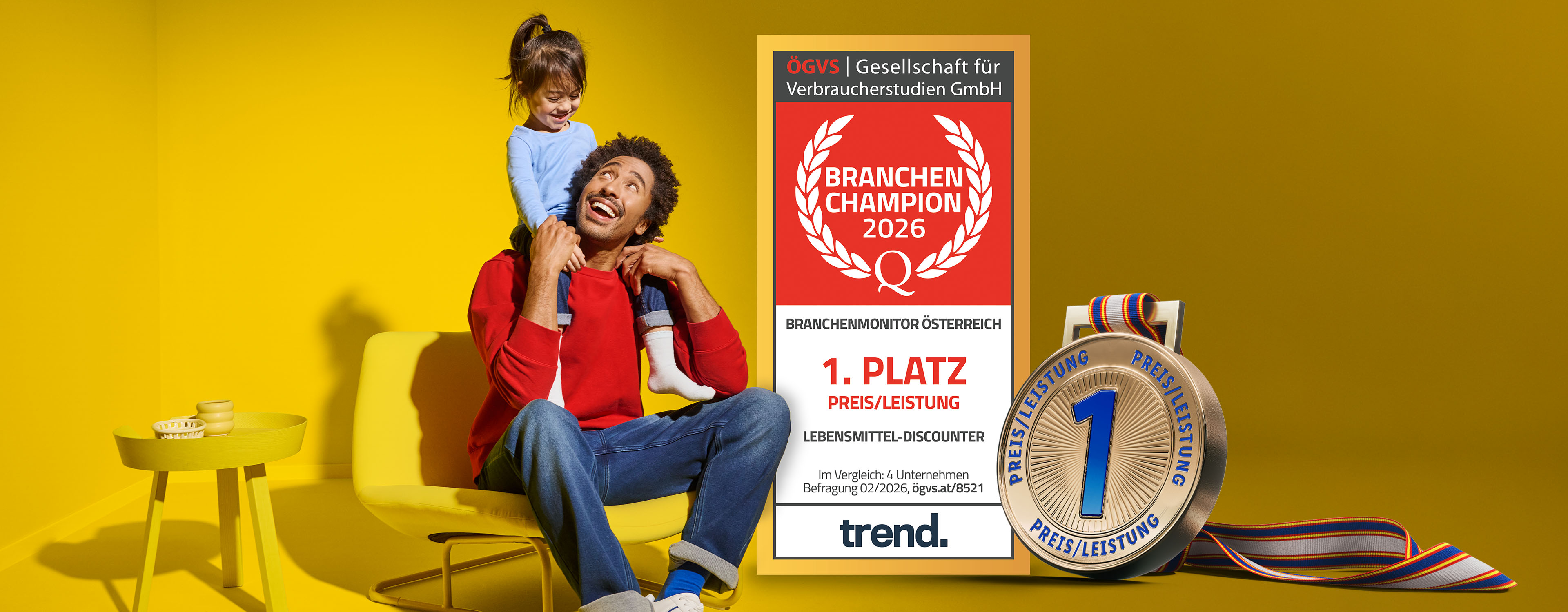 Ein Mann trägt ein Kind auf den Schultern, daneben eine Auszeichnung für Preis/Leistung als Lebensmittel-Discounter.