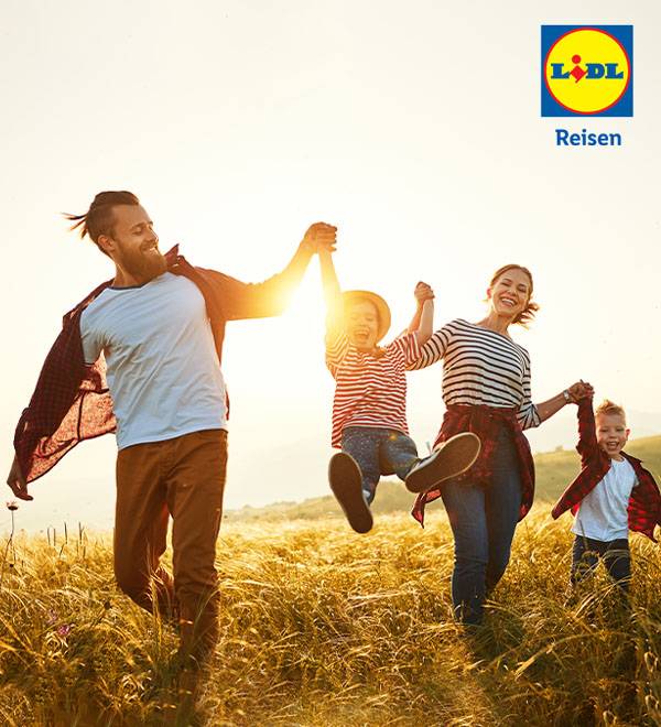 Eine Familie genießt einen sonnigen Urlaub, gesponsert von Lidl Reisen.