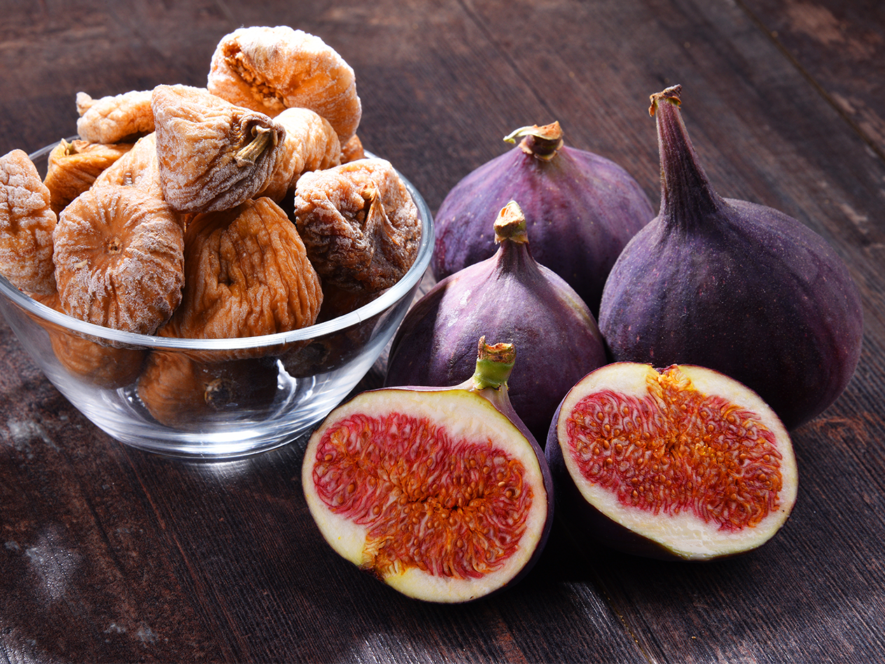 Getrocknete und frische Feigen auf einem Holztisch