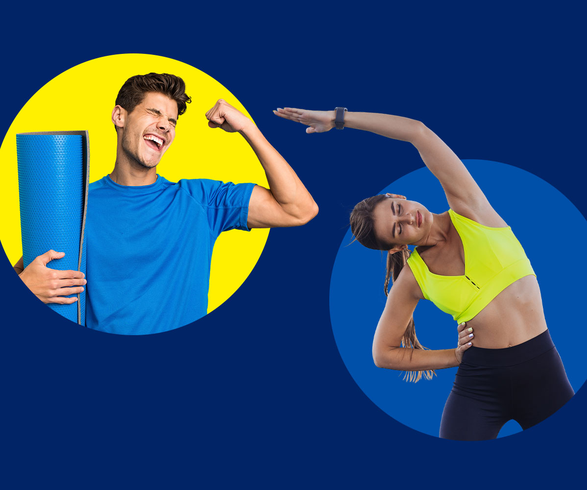Ein Mann mit Yogamatte und eine Frau beim Dehnen vor blauem Hintergrund.