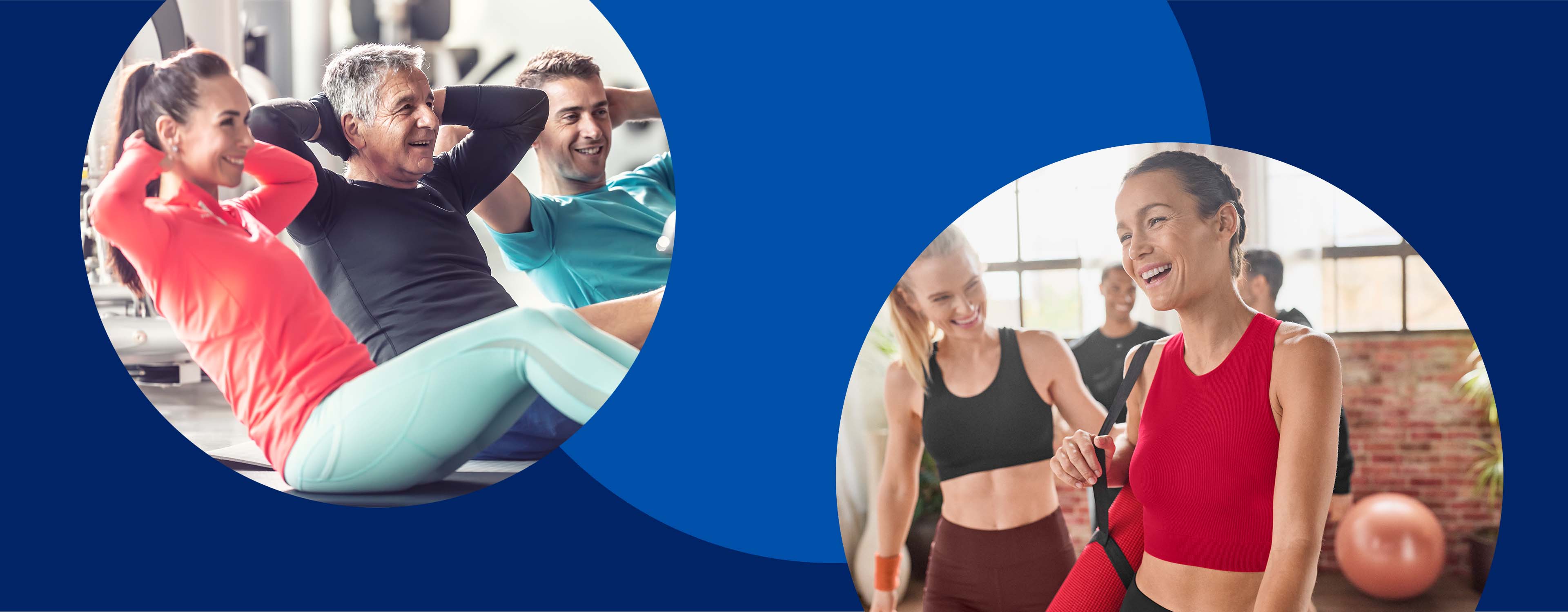 Personen trainieren im Fitnessstudio, einige machen Sit-ups, andere unterhalten sich.