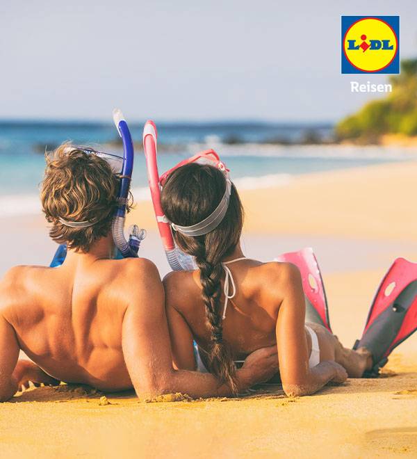 Ein Paar entspannt sich am Strand mit Schnorchelausrüstung von Lidl Reisen.