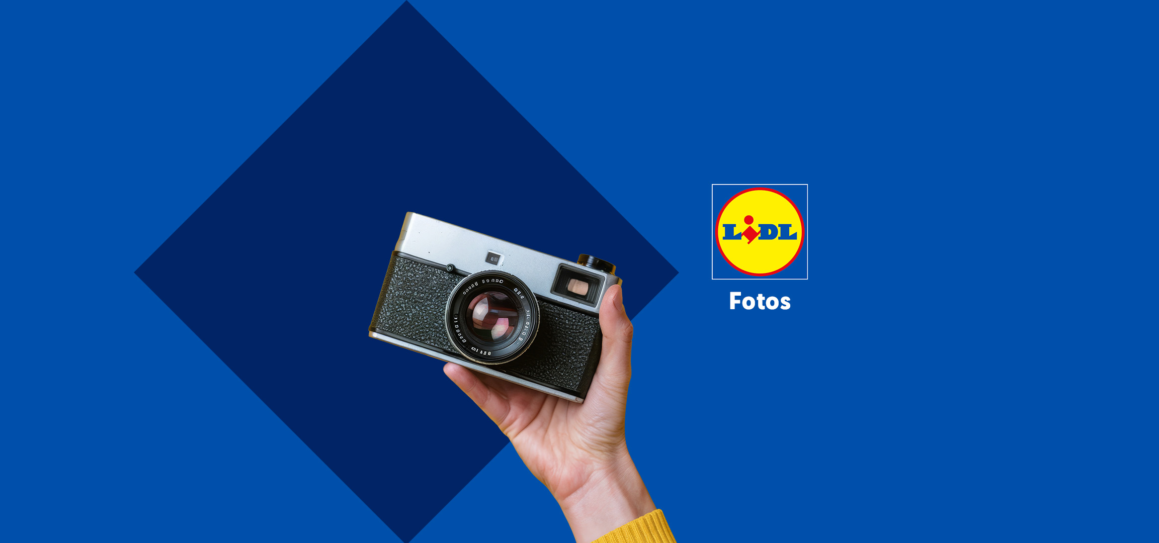 Eine Hand hält eine Vintage-Kamera vor einem blauen Hintergrund mit dem Lidl-Logo und dem Wort „Fotos“.