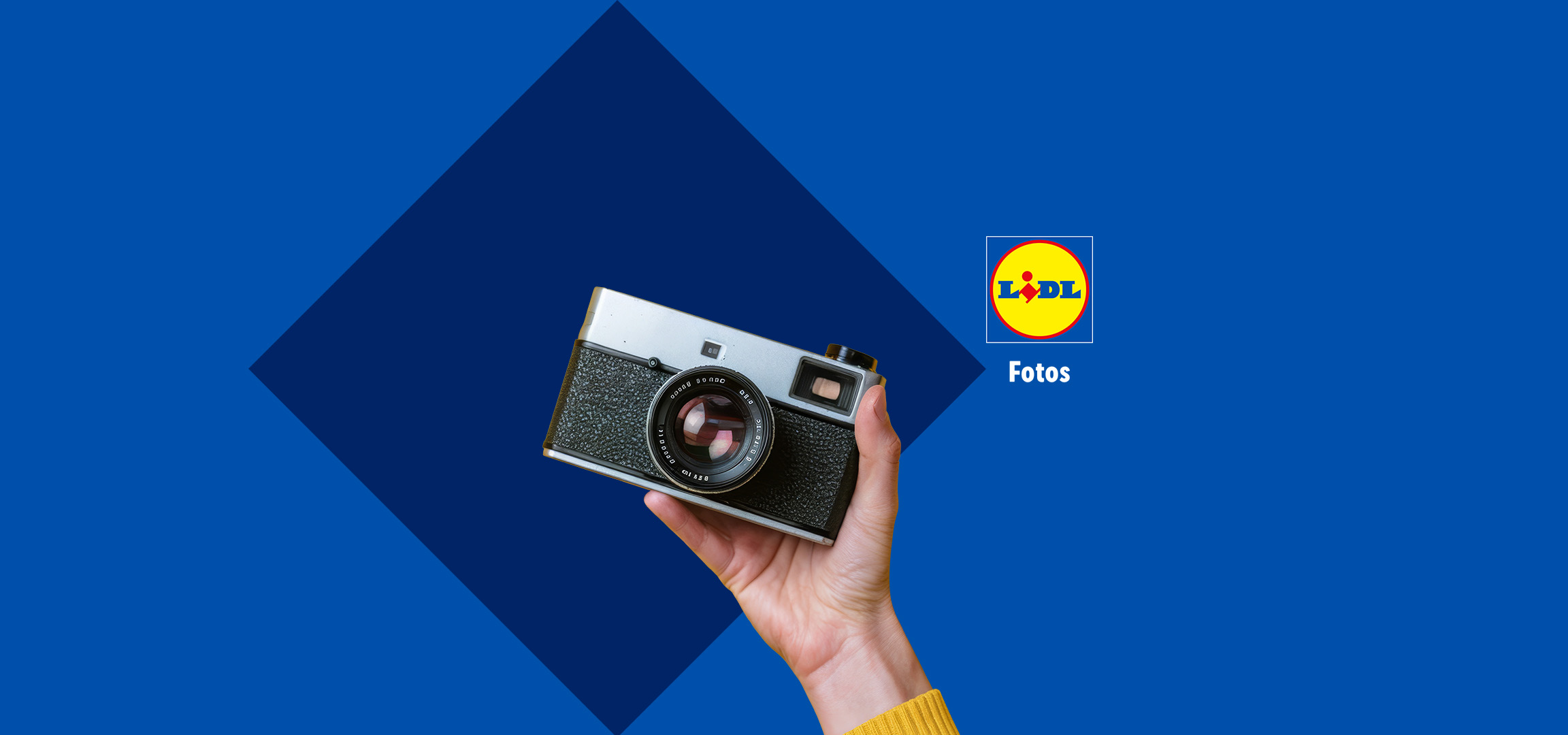 Eine Hand hält eine analoge Kamera vor blauem Hintergrund mit dem Lidl-Logo und dem Wort 'Fotos'.
