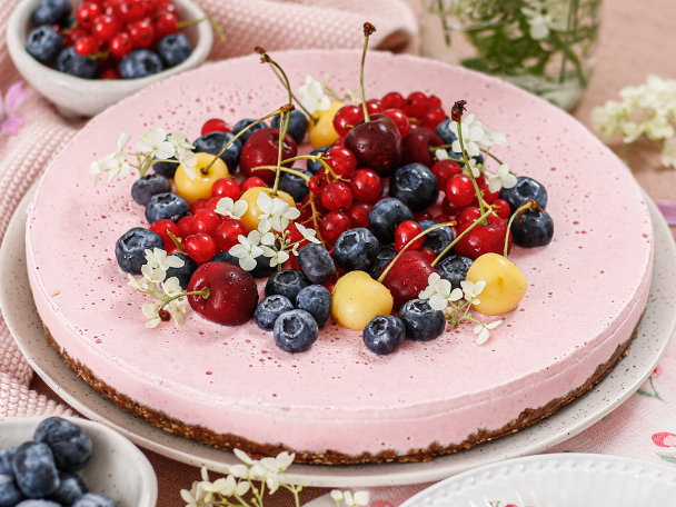 Frozen Cheesecake mit Sommerobst