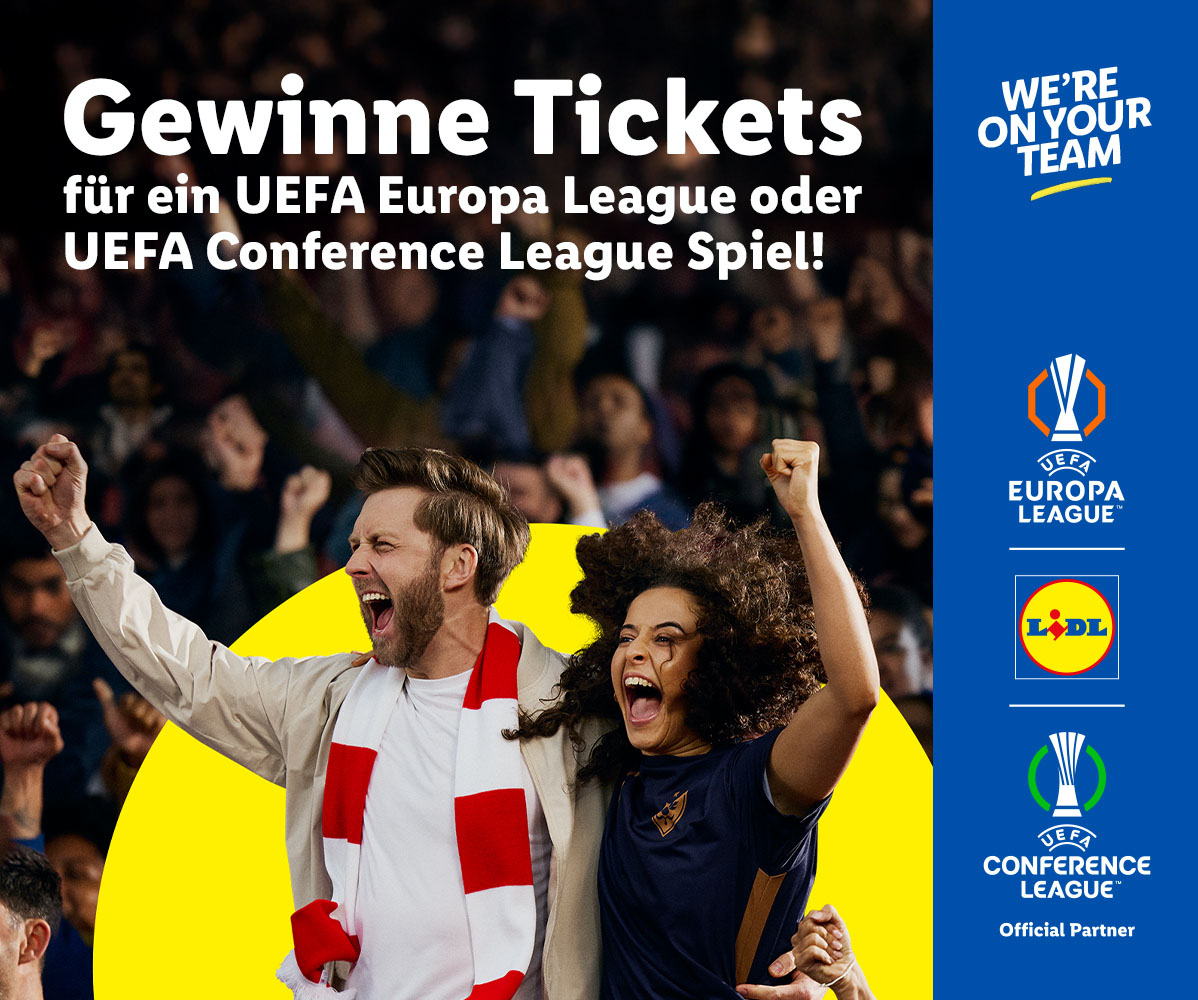 Zwei jubelnde Fans bei einem Fußballspiel mit Logos der UEFA Europa League, UEFA Conference League und Lidl.