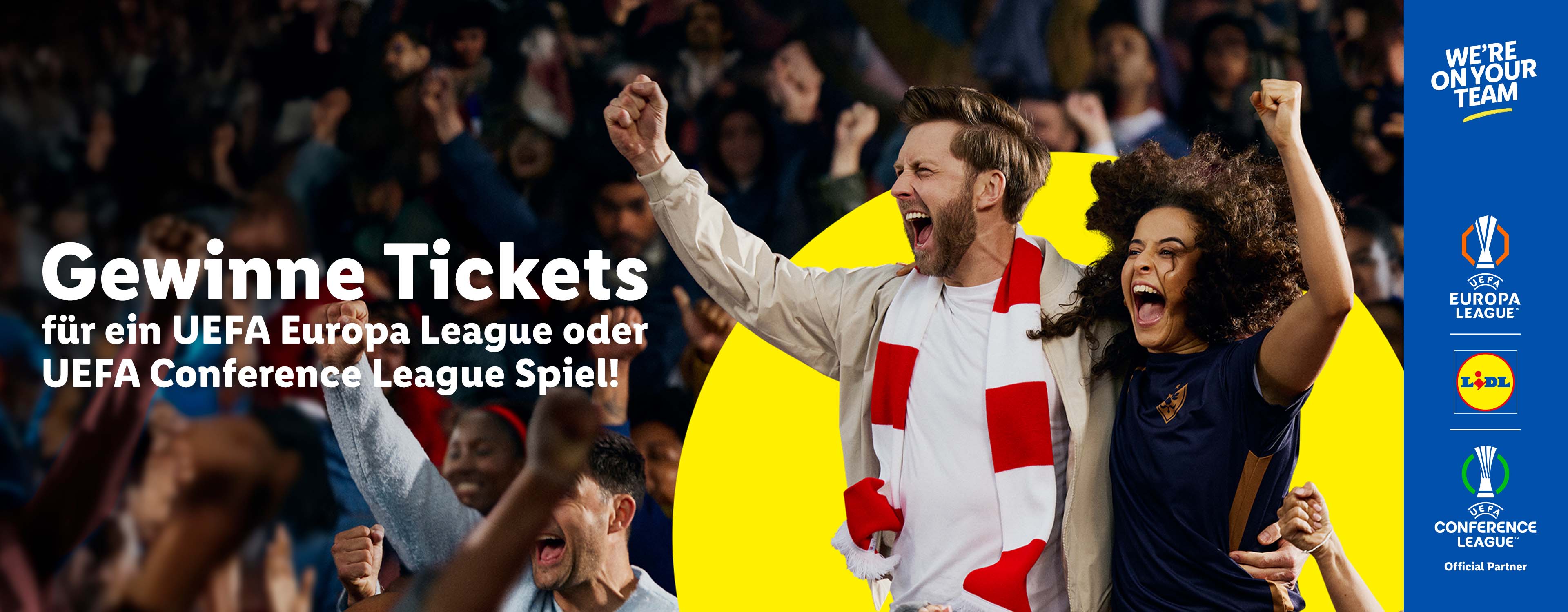 Zwei jubelnde Fans bei einem Fußballspiel mit Logos der UEFA Europa League, UEFA Conference League und Lidl.