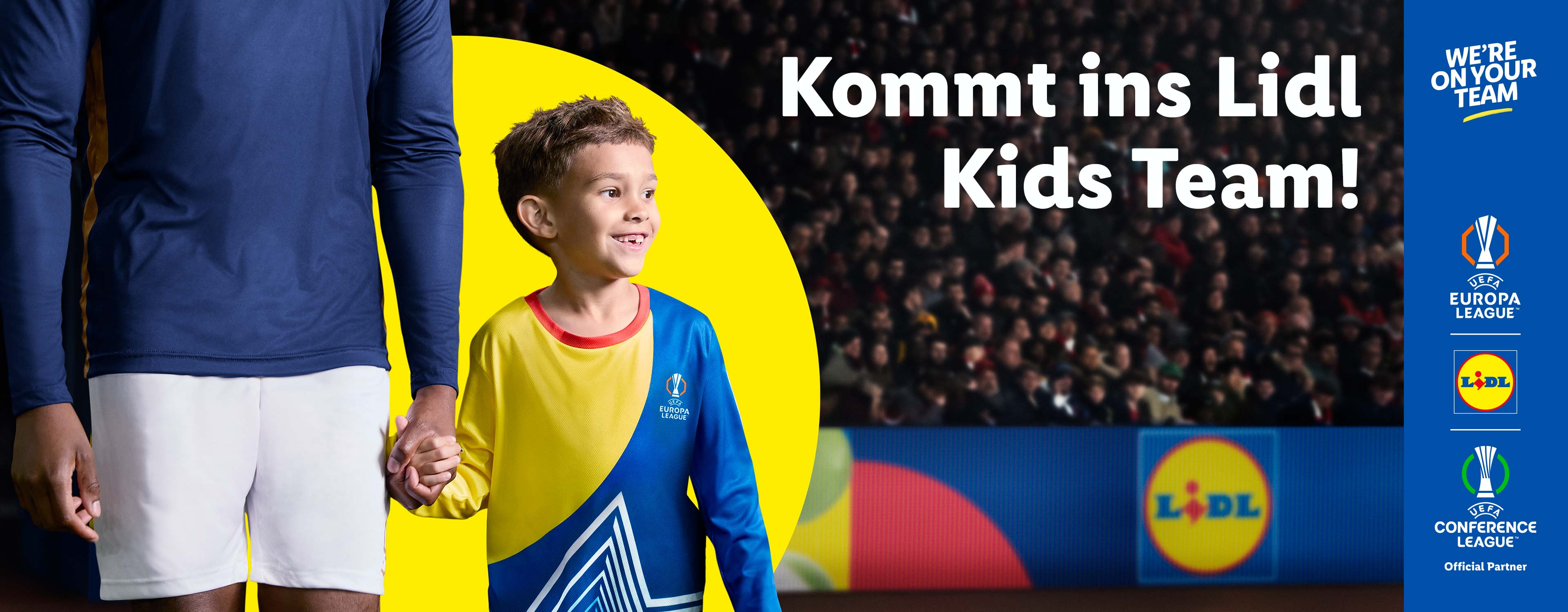 Ein Kind in einem Fußballtrikot hält die Hand eines Erwachsenen, mit Logos der UEFA Europa League, Lidl und UEFA Conference League.