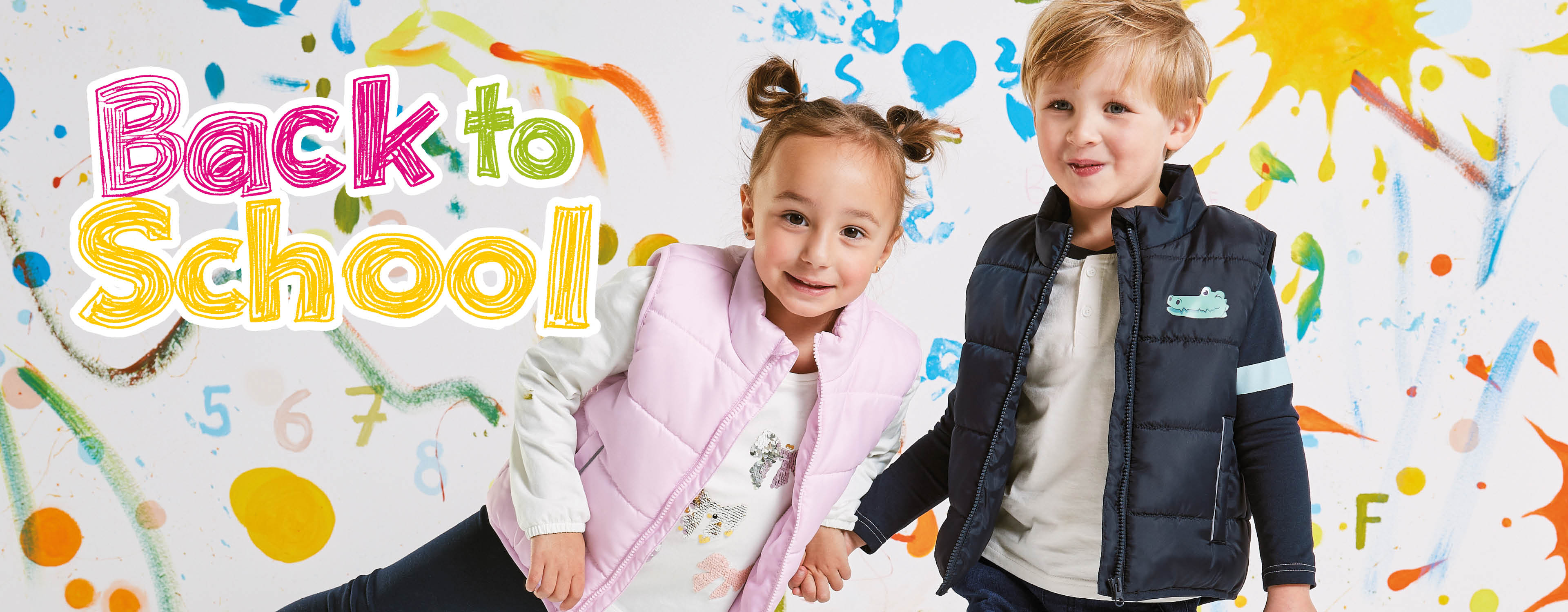 Zwei Kinder, ein Mädchen und ein Junge, in modischer Herbstkleidung vor einem bunten Hintergrund mit der Aufschrift 'Back to School'.